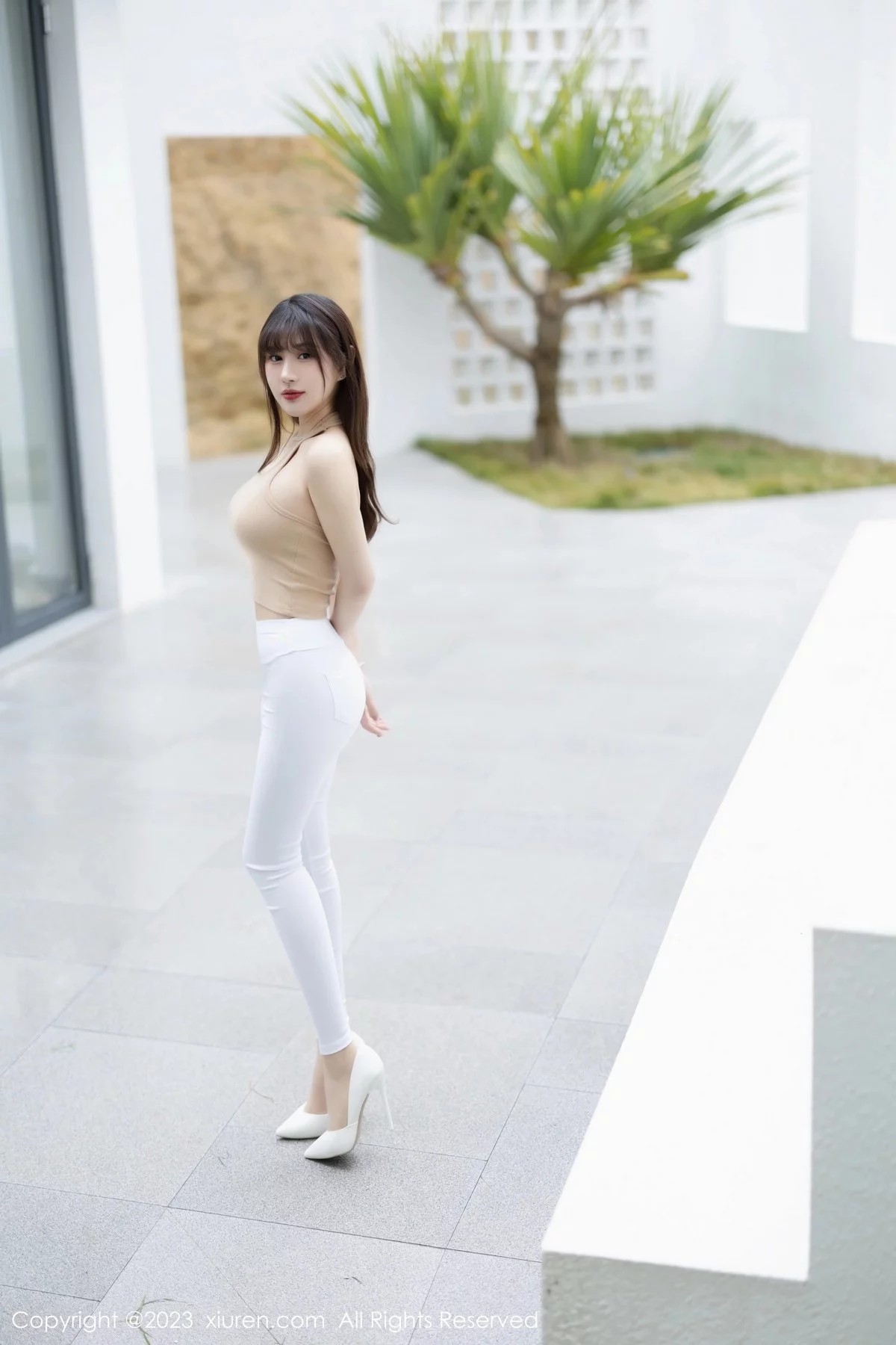 [[XiuRen秀人网]秀人网]No.6388_模特张欣欣海南岛旅拍脱白色长裤露超薄无内肉丝撩人诱惑写真80P