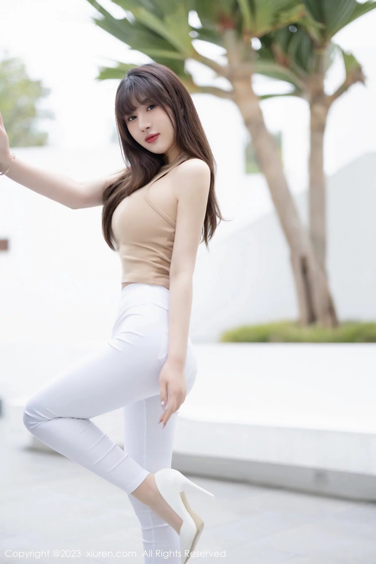 [[XiuRen秀人网]秀人网]No.6388_模特张欣欣海南岛旅拍脱白色长裤露超薄无内肉丝撩人诱惑写真80P