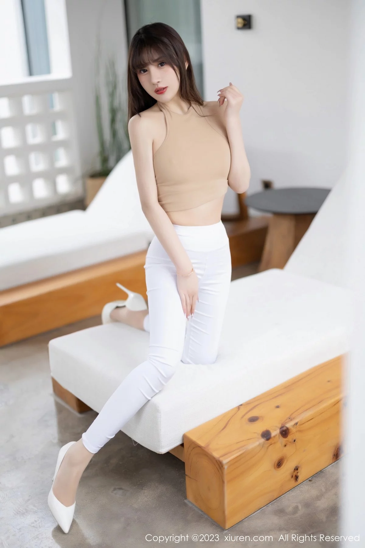 [[XiuRen秀人网]秀人网]No.6388_模特张欣欣海南岛旅拍脱白色长裤露超薄无内肉丝撩人诱惑写真80P