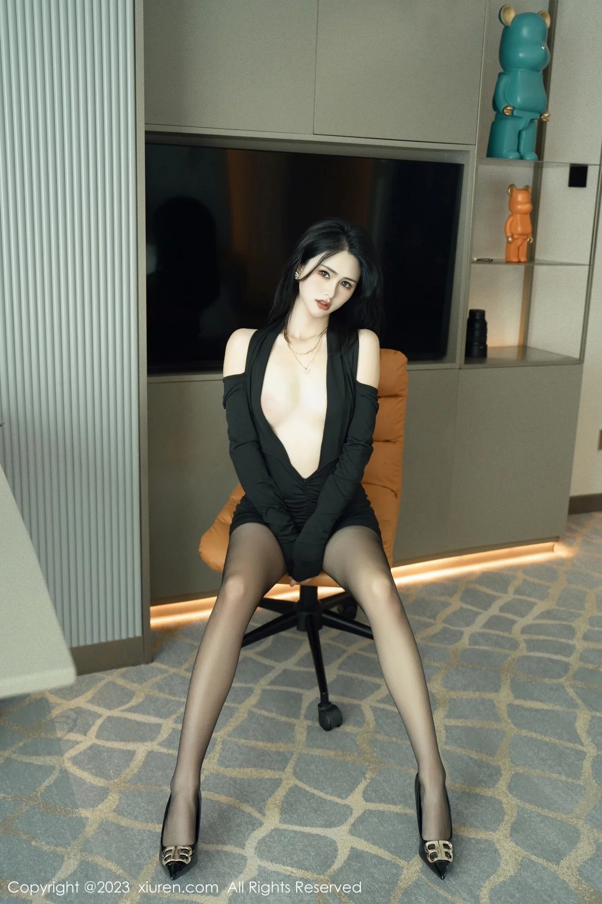 [[XiuRen秀人网]秀人网]No.6385_模特艾希儿性感黑色开胸服饰配超薄无内黑丝秀曼妙身姿诱惑写真81P