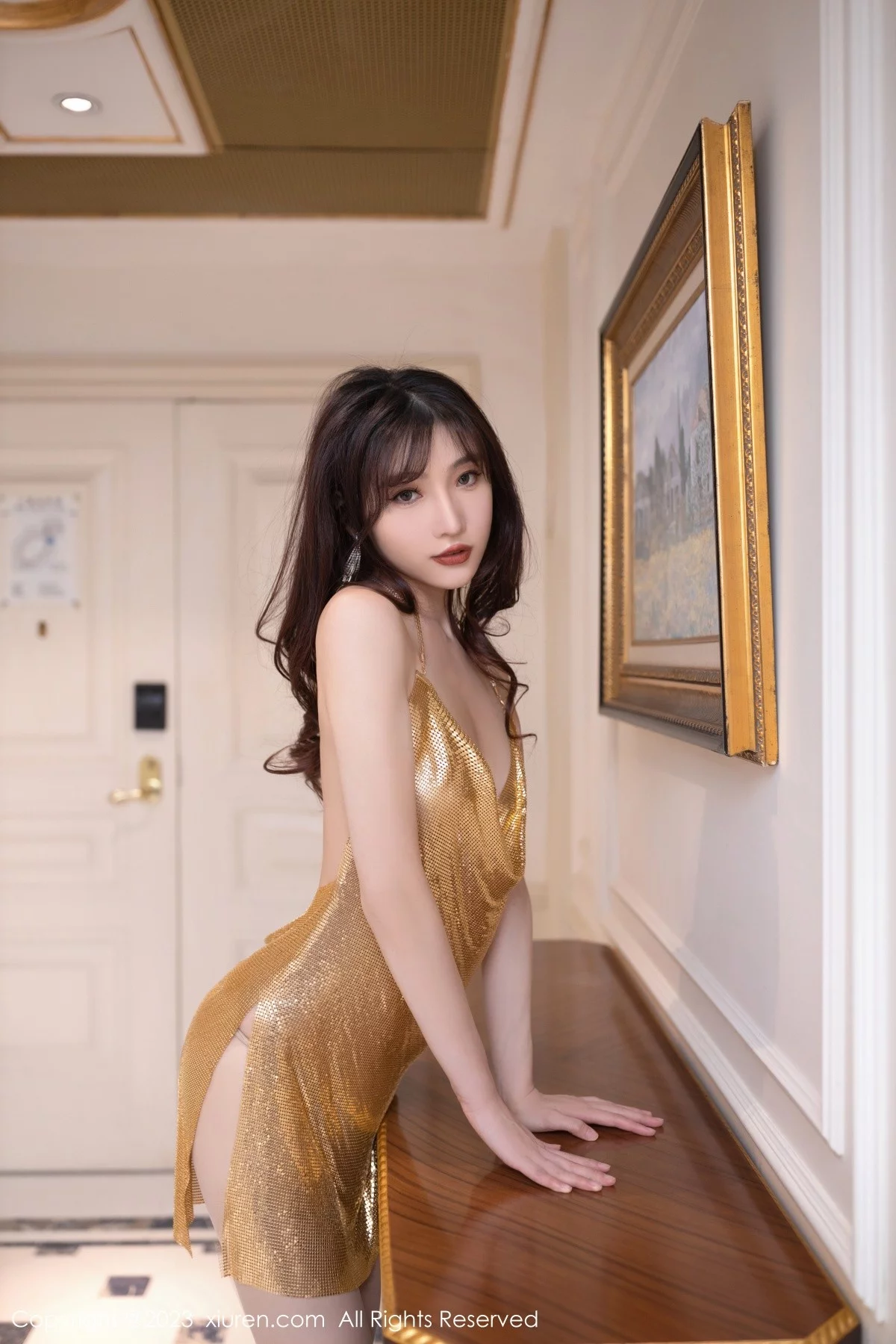 [[XiuRen秀人网]秀人网]No.6390_模特陆萱萱性感金色吊带短裙搭配原色丝袜秀曼妙身姿诱惑写真81P