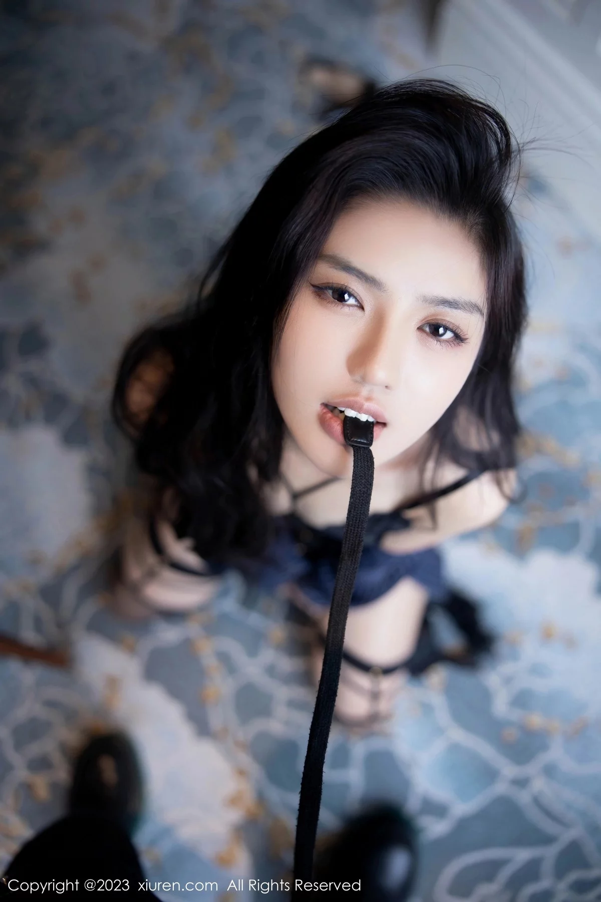 [[XiuRen秀人网]秀人网]No.6391_模特浅浅Danny半脱深蓝色条纹T恤露黑色蕾丝内衣完美诱惑写真80P