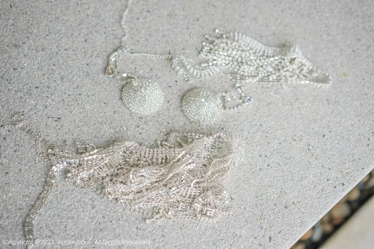 [[XiuRen秀人网]秀人网]No.6396_女神妲己_Toxic多套服饰拍摄性感服饰秀雪峰美臀撩人诱惑写真65P