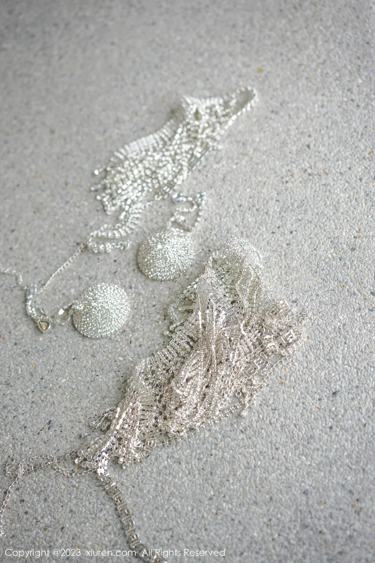 [[XiuRen秀人网]秀人网]No.6396_女神妲己_Toxic多套服饰拍摄性感服饰秀雪峰美臀撩人诱惑写真65P