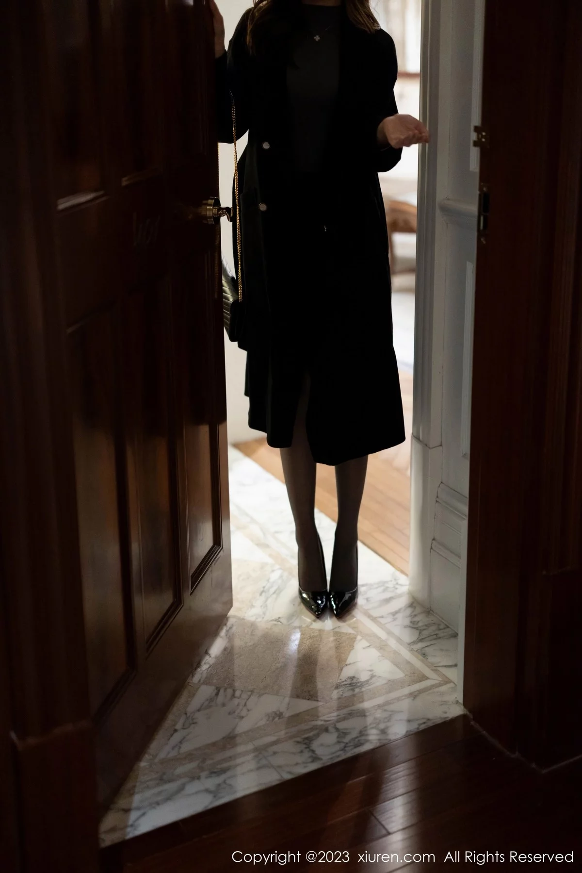 [[XiuRen秀人网]秀人网]No.6395_女神绮里嘉ula深灰色收身上衣配黑短裙露性感灰色内衣诱惑写真79P