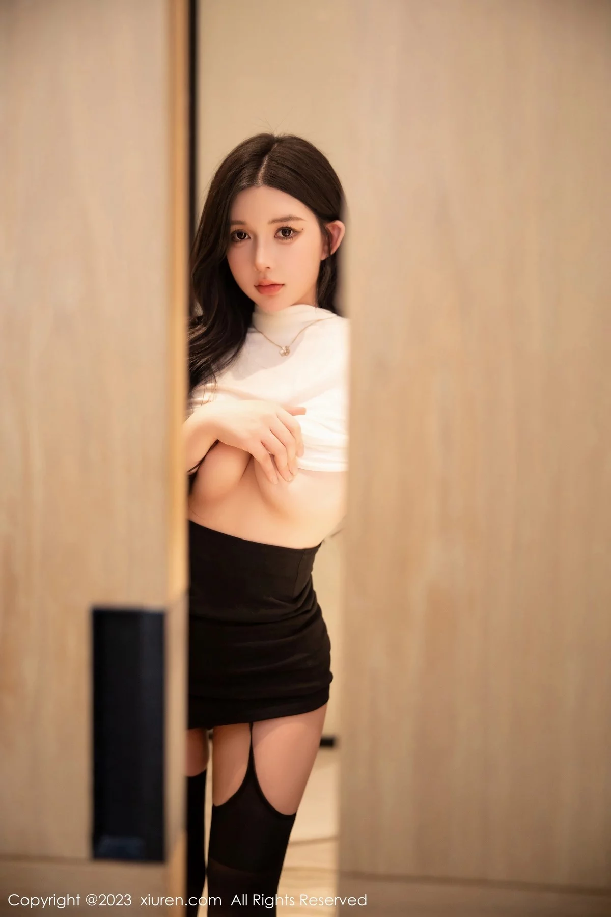 [[XiuRen秀人网]秀人网]No.6394_模特林珊珊白色轻透上衣配黑短裙魅惑黑丝秀曼妙身姿迷人写真103P