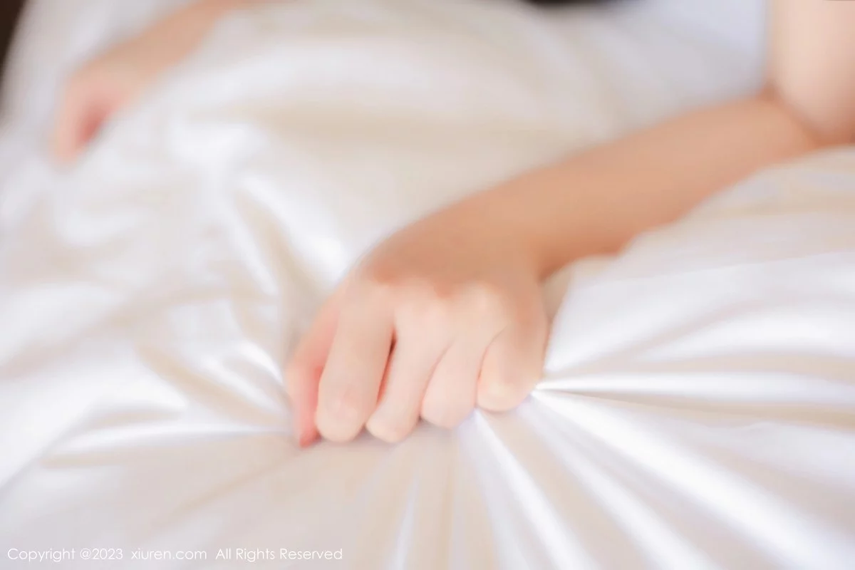 [[XiuRen秀人网]秀人网]No.6394_模特林珊珊白色轻透上衣配黑短裙魅惑黑丝秀曼妙身姿迷人写真103P