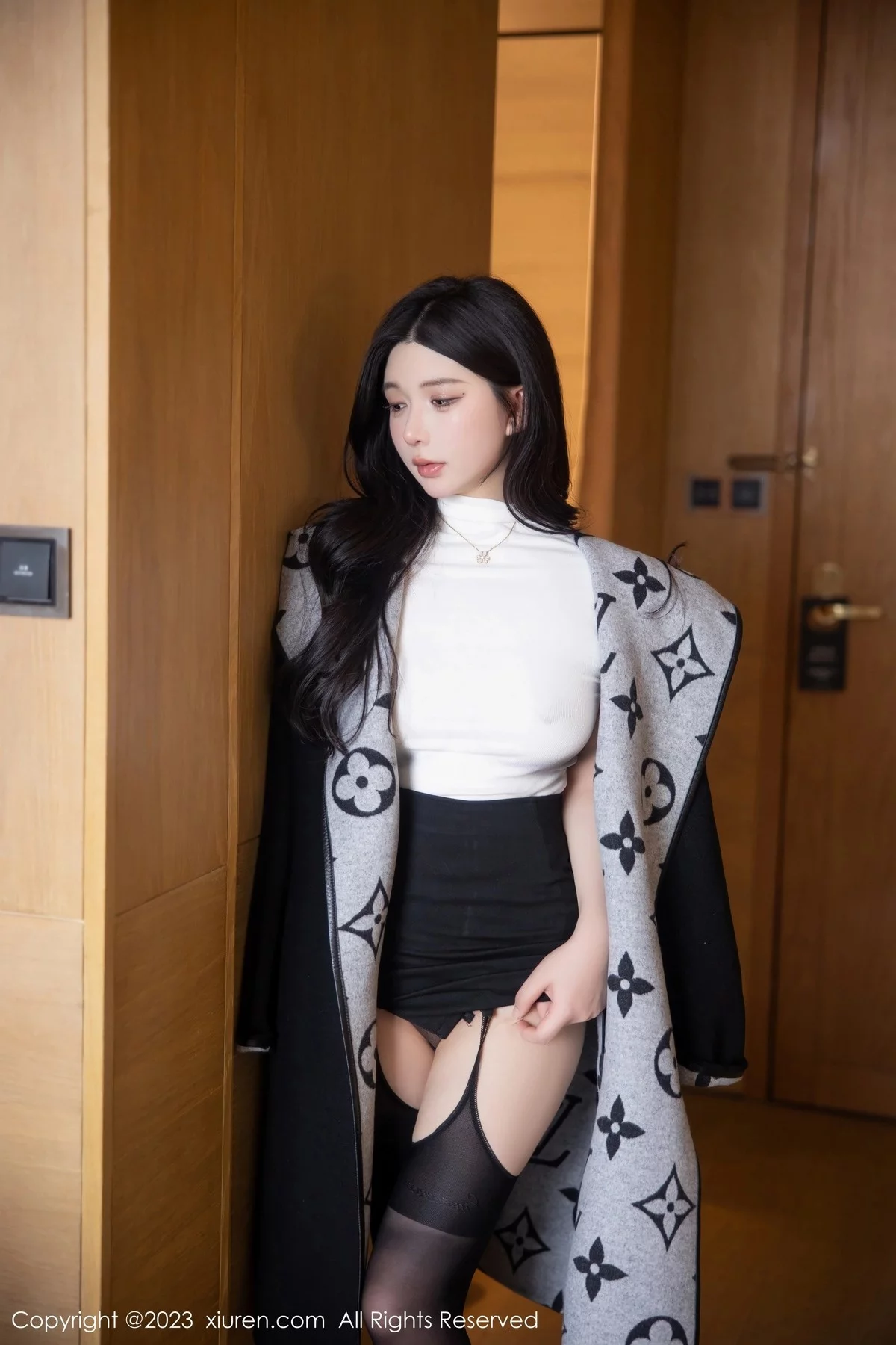 [[XiuRen秀人网]秀人网]No.6394_模特林珊珊白色轻透上衣配黑短裙魅惑黑丝秀曼妙身姿迷人写真103P