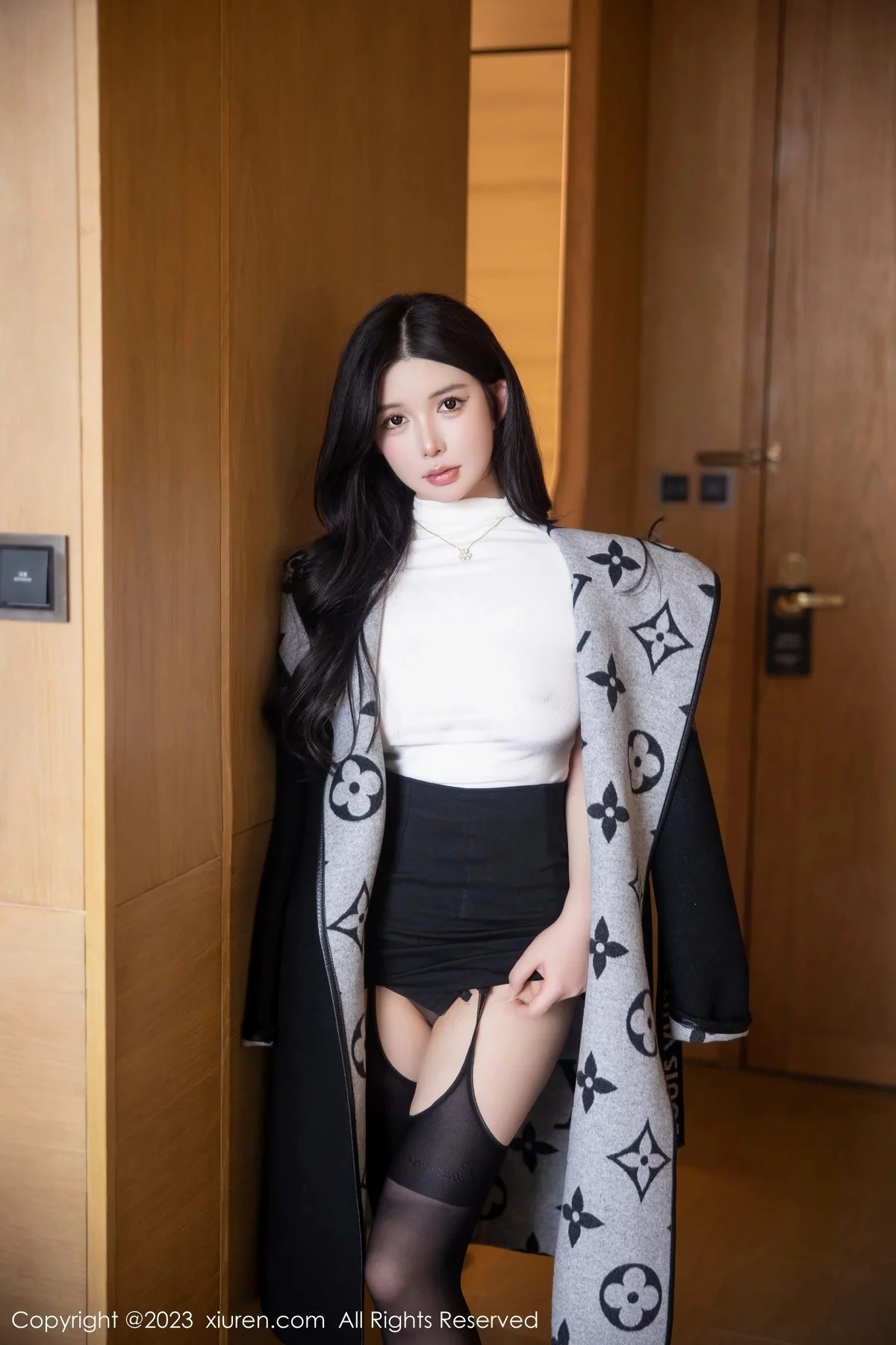 [[XiuRen秀人网]秀人网]No.6394_模特林珊珊白色轻透上衣配黑短裙魅惑黑丝秀曼妙身姿迷人写真103P