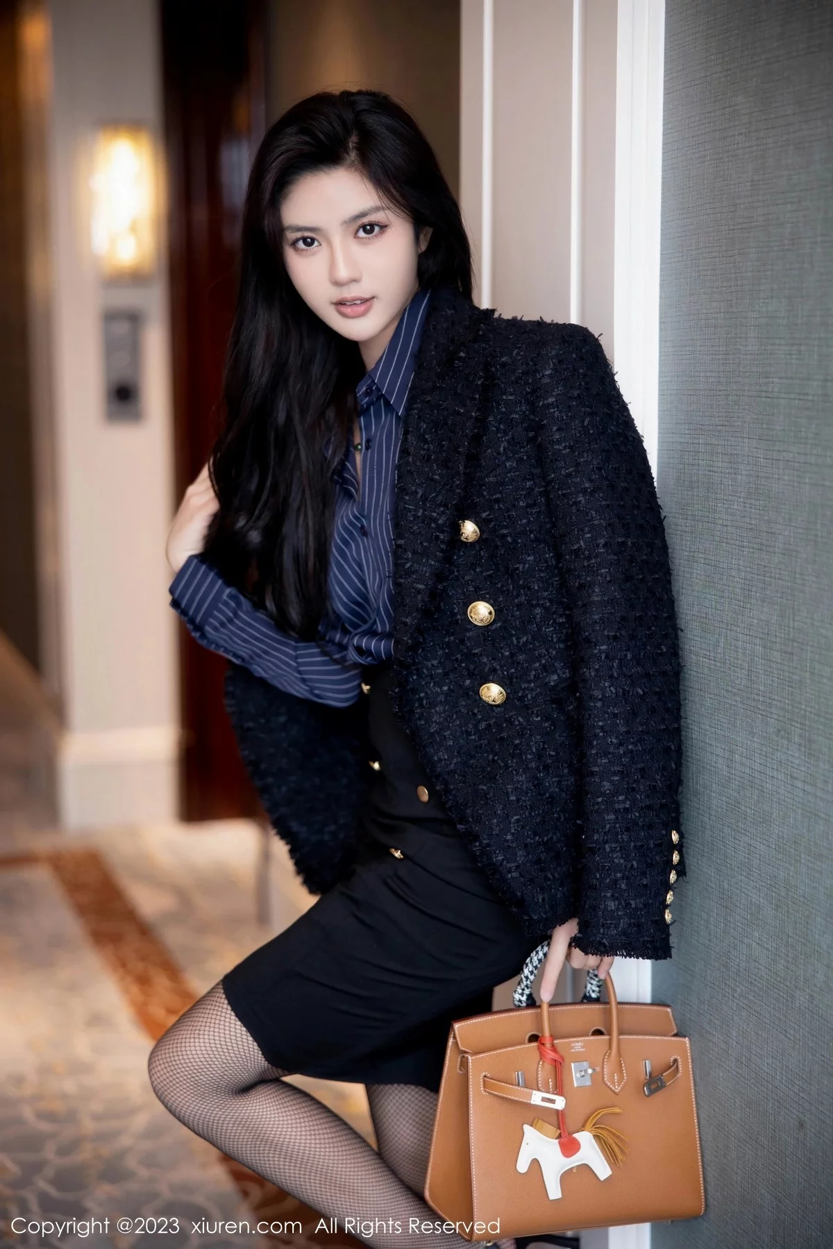 [[XiuRen秀人网]秀人网]No.6391_模特浅浅Danny半脱深蓝色条纹T恤露黑色蕾丝内衣完美诱惑写真80P