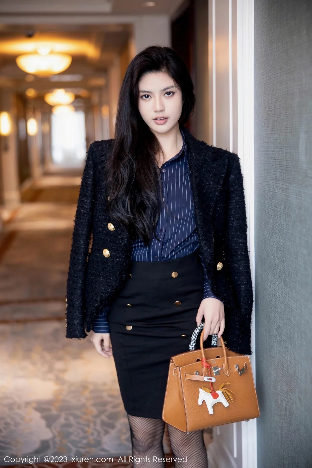 [[XiuRen秀人网]秀人网]No.6391_模特浅浅Danny半脱深蓝色条纹T恤露黑色蕾丝内衣完美诱惑写真80P