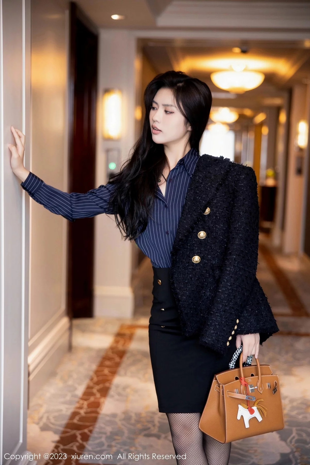 [[XiuRen秀人网]秀人网]No.6391_模特浅浅Danny半脱深蓝色条纹T恤露黑色蕾丝内衣完美诱惑写真80P