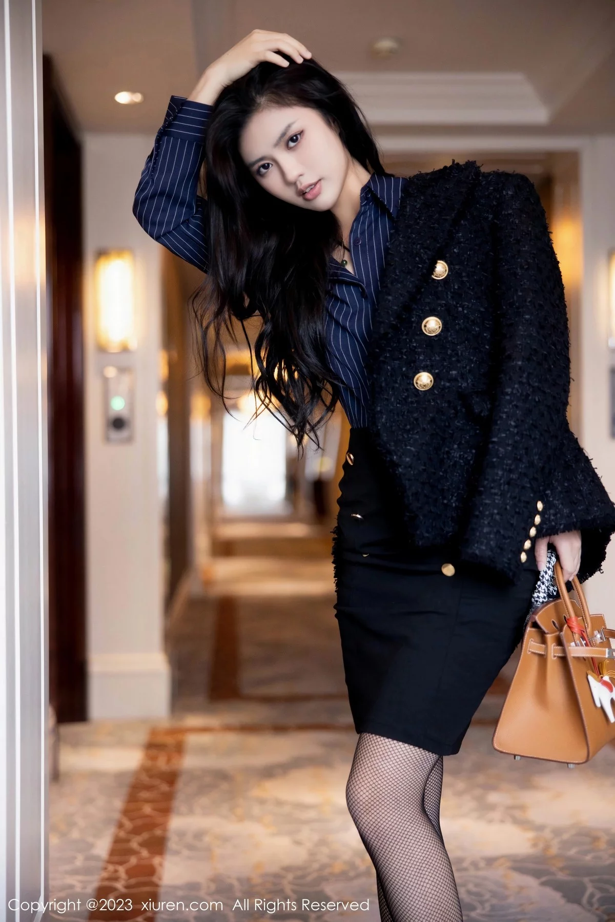 [[XiuRen秀人网]秀人网]No.6391_模特浅浅Danny半脱深蓝色条纹T恤露黑色蕾丝内衣完美诱惑写真80P