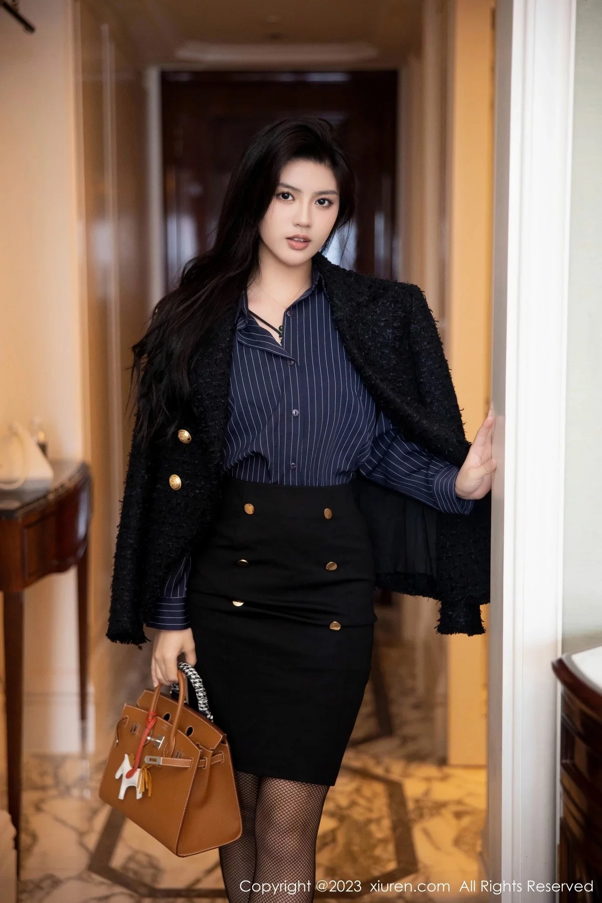 [[XiuRen秀人网]秀人网]No.6391_模特浅浅Danny半脱深蓝色条纹T恤露黑色蕾丝内衣完美诱惑写真80P