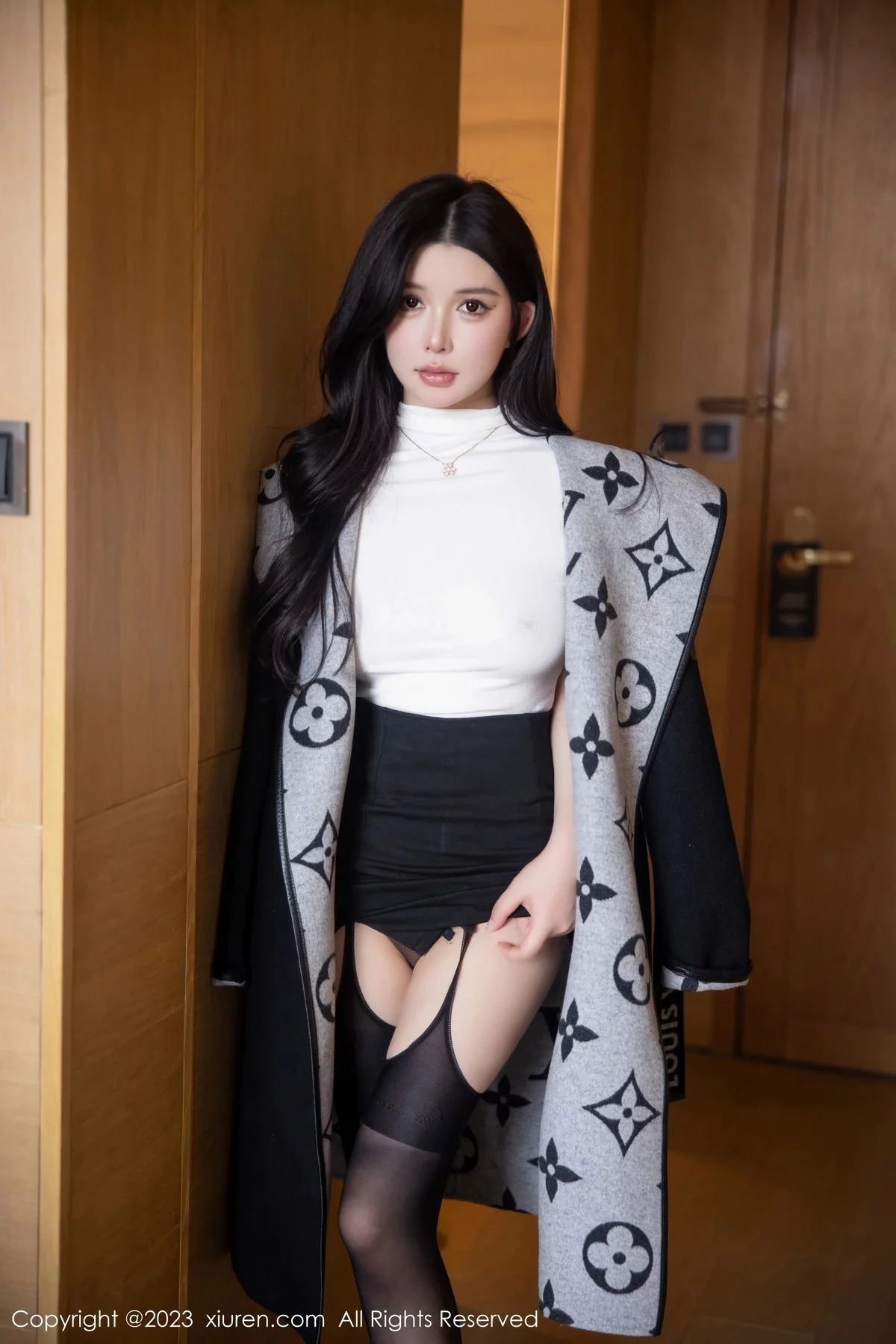 [[XiuRen秀人网]秀人网]No.6394_模特林珊珊白色轻透上衣配黑短裙魅惑黑丝秀曼妙身姿迷人写真103P