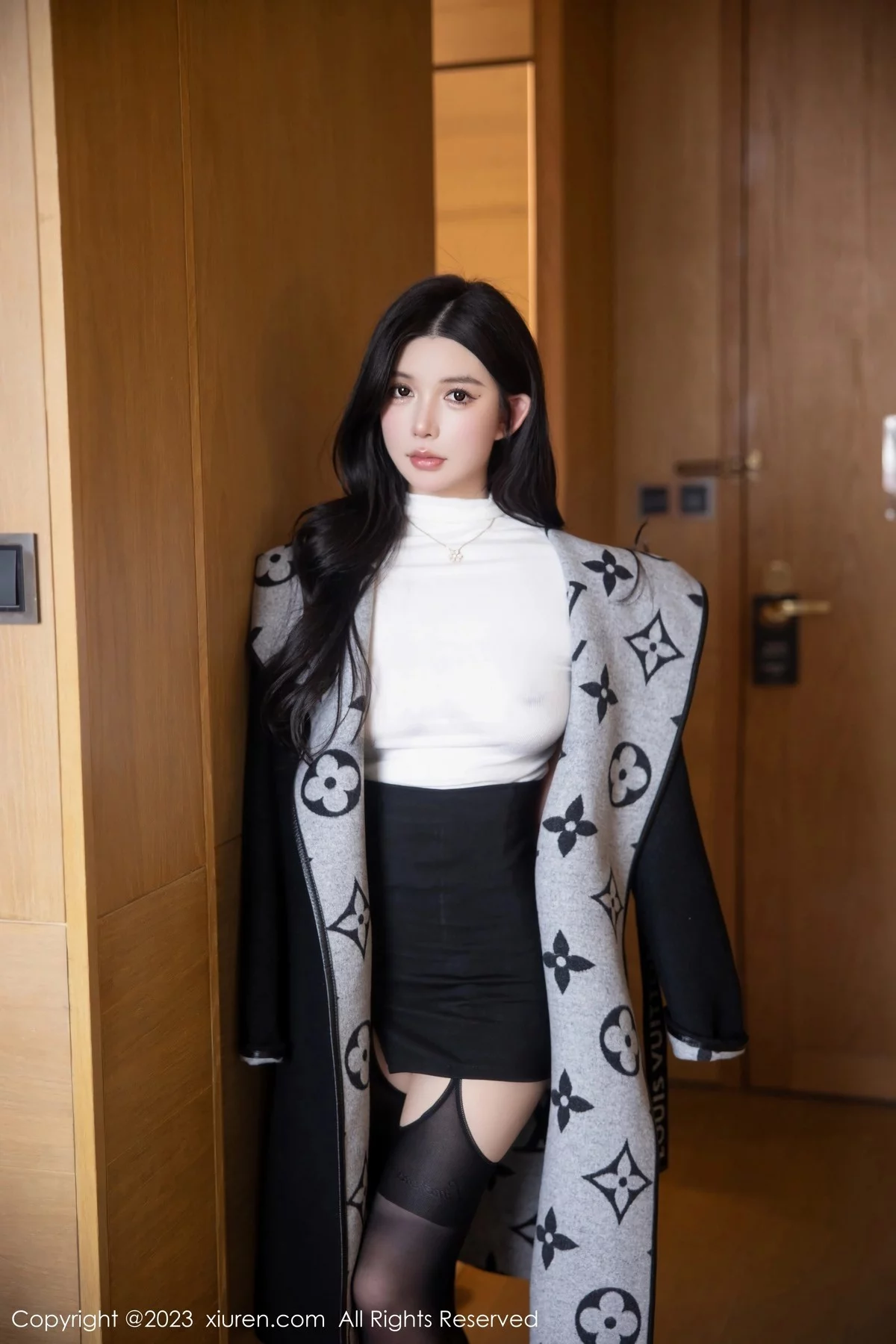 [[XiuRen秀人网]秀人网]No.6394_模特林珊珊白色轻透上衣配黑短裙魅惑黑丝秀曼妙身姿迷人写真103P