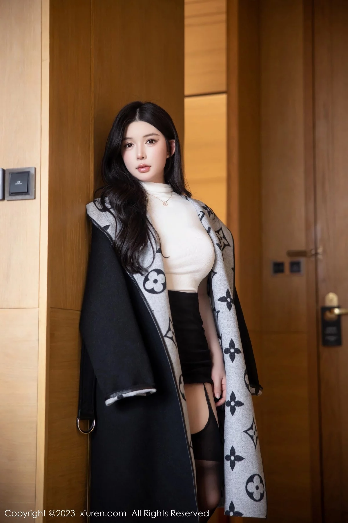 [[XiuRen秀人网]秀人网]No.6394_模特林珊珊白色轻透上衣配黑短裙魅惑黑丝秀曼妙身姿迷人写真103P