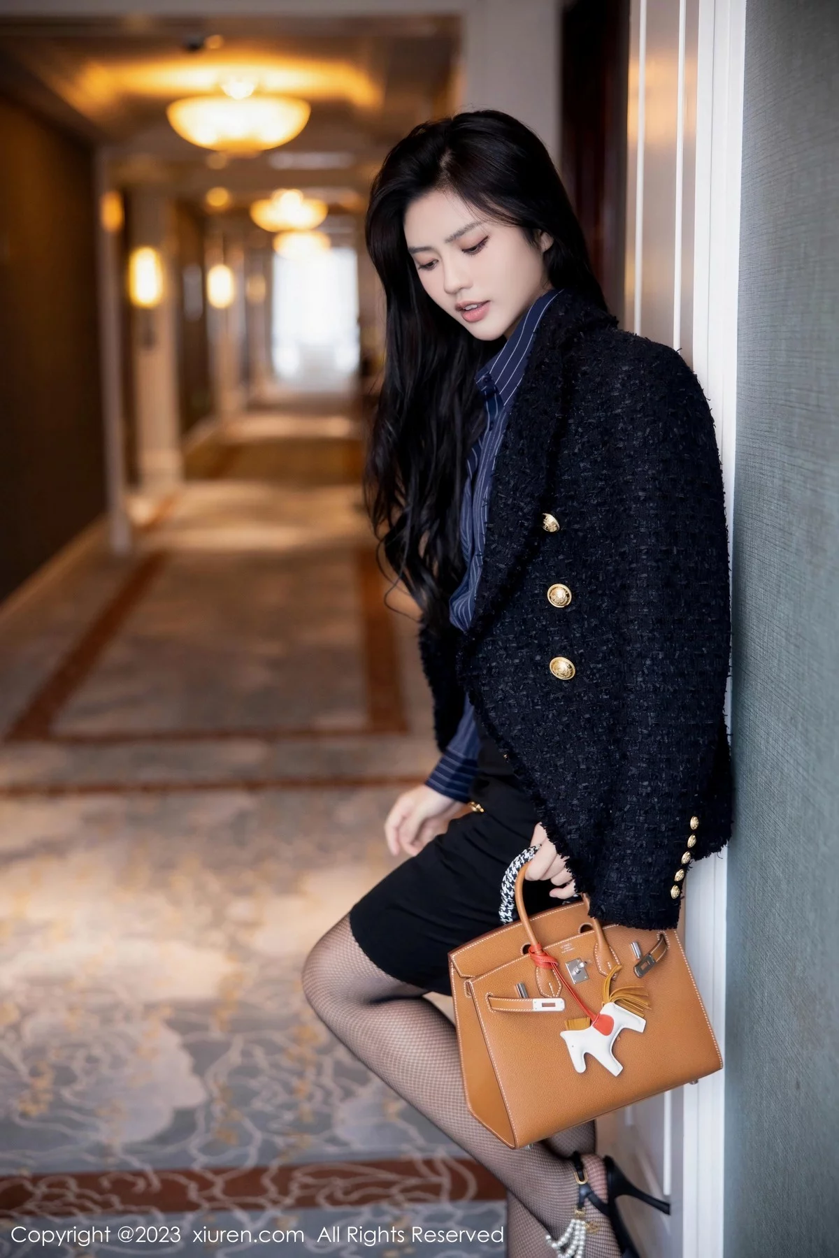 [[XiuRen秀人网]秀人网]No.6391_模特浅浅Danny半脱深蓝色条纹T恤露黑色蕾丝内衣完美诱惑写真80P