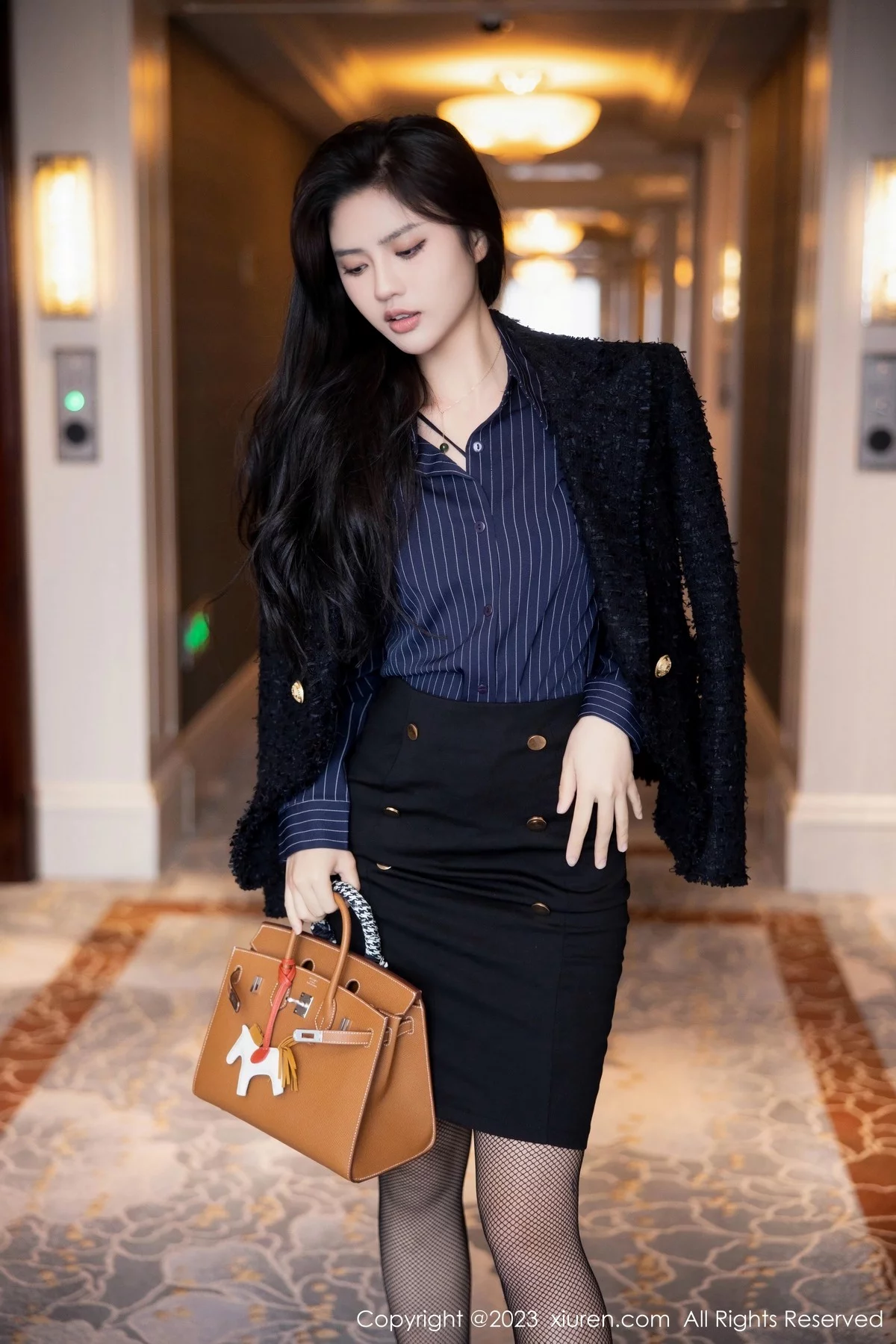 [[XiuRen秀人网]秀人网]No.6391_模特浅浅Danny半脱深蓝色条纹T恤露黑色蕾丝内衣完美诱惑写真80P