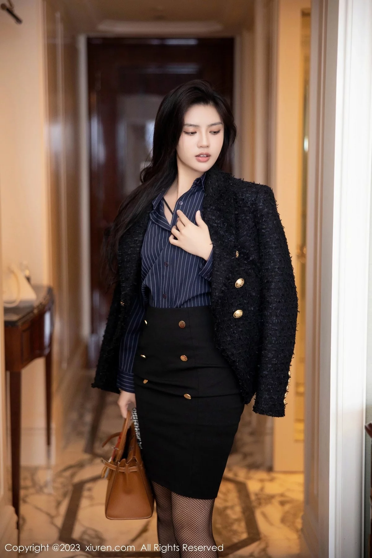 [[XiuRen秀人网]秀人网]No.6391_模特浅浅Danny半脱深蓝色条纹T恤露黑色蕾丝内衣完美诱惑写真80P