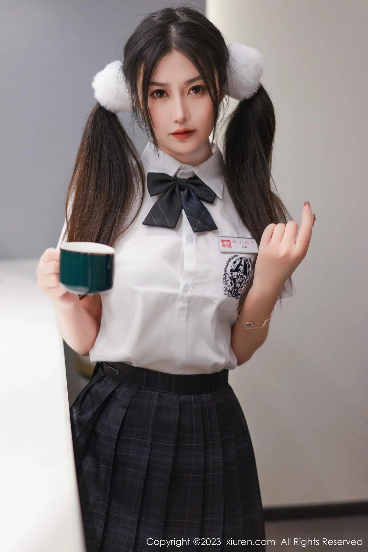 [[XiuRen秀人网]秀人网]No.6397_模特laura阿姣泰国旅拍白色上衣配黑短裙露蕾丝边内衣诱惑写真81P