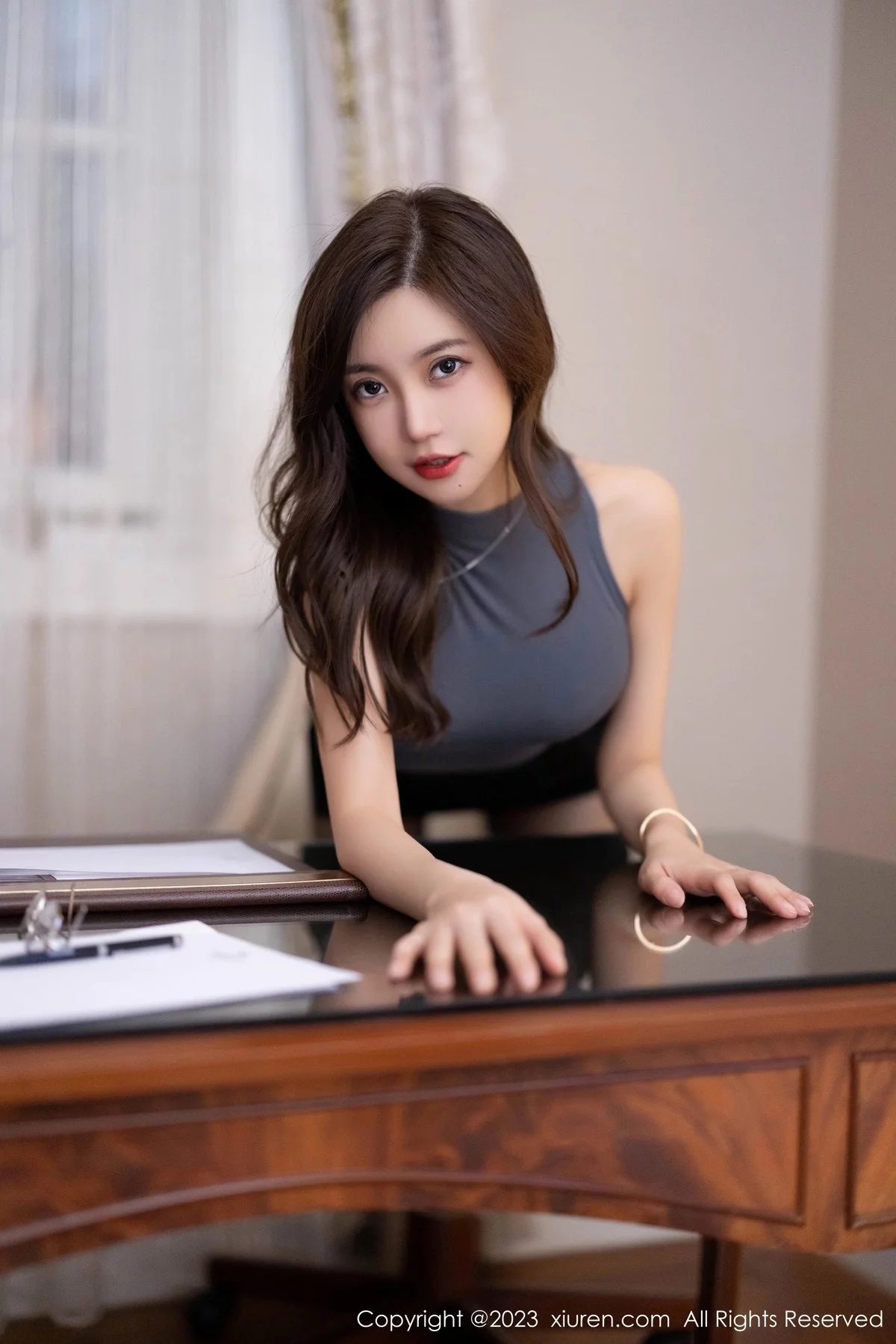 [[XiuRen秀人网]秀人网]No.6395_女神绮里嘉ula深灰色收身上衣配黑短裙露性感灰色内衣诱惑写真79P