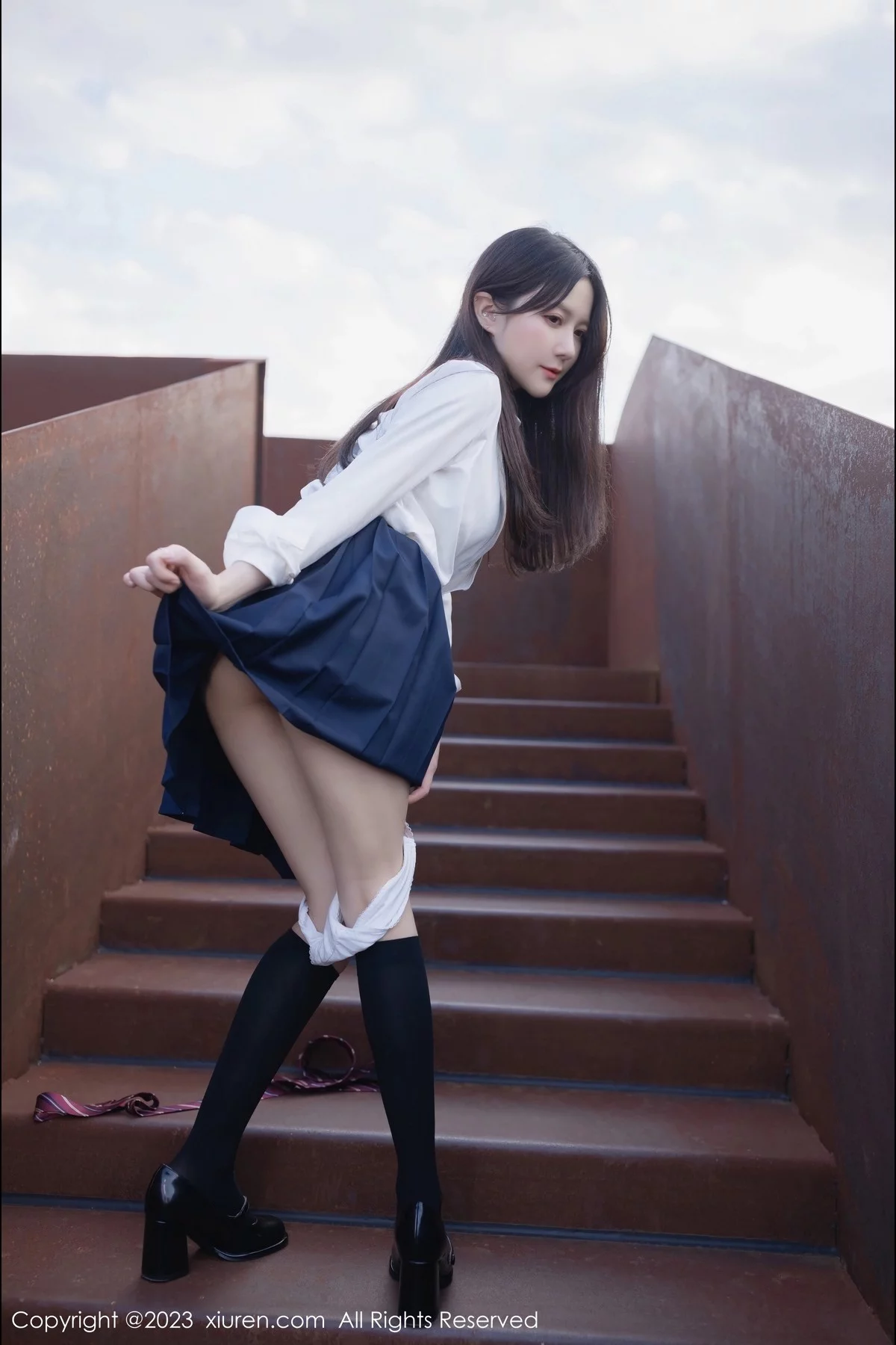 [[XiuRen秀人网]秀人网]No.6400_模特鱼子酱Fish性感学妹装扮白T配深蓝短裙秀曼妙身姿诱惑写真82P