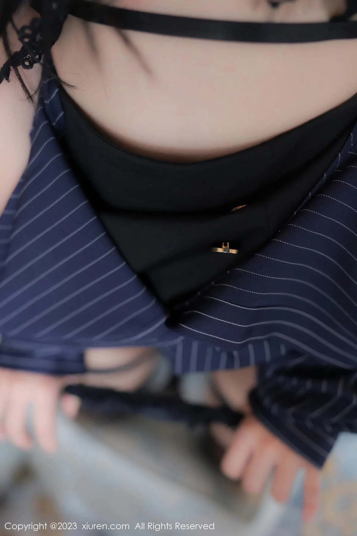 [[XiuRen秀人网]秀人网]No.6391_模特浅浅Danny半脱深蓝色条纹T恤露黑色蕾丝内衣完美诱惑写真80P