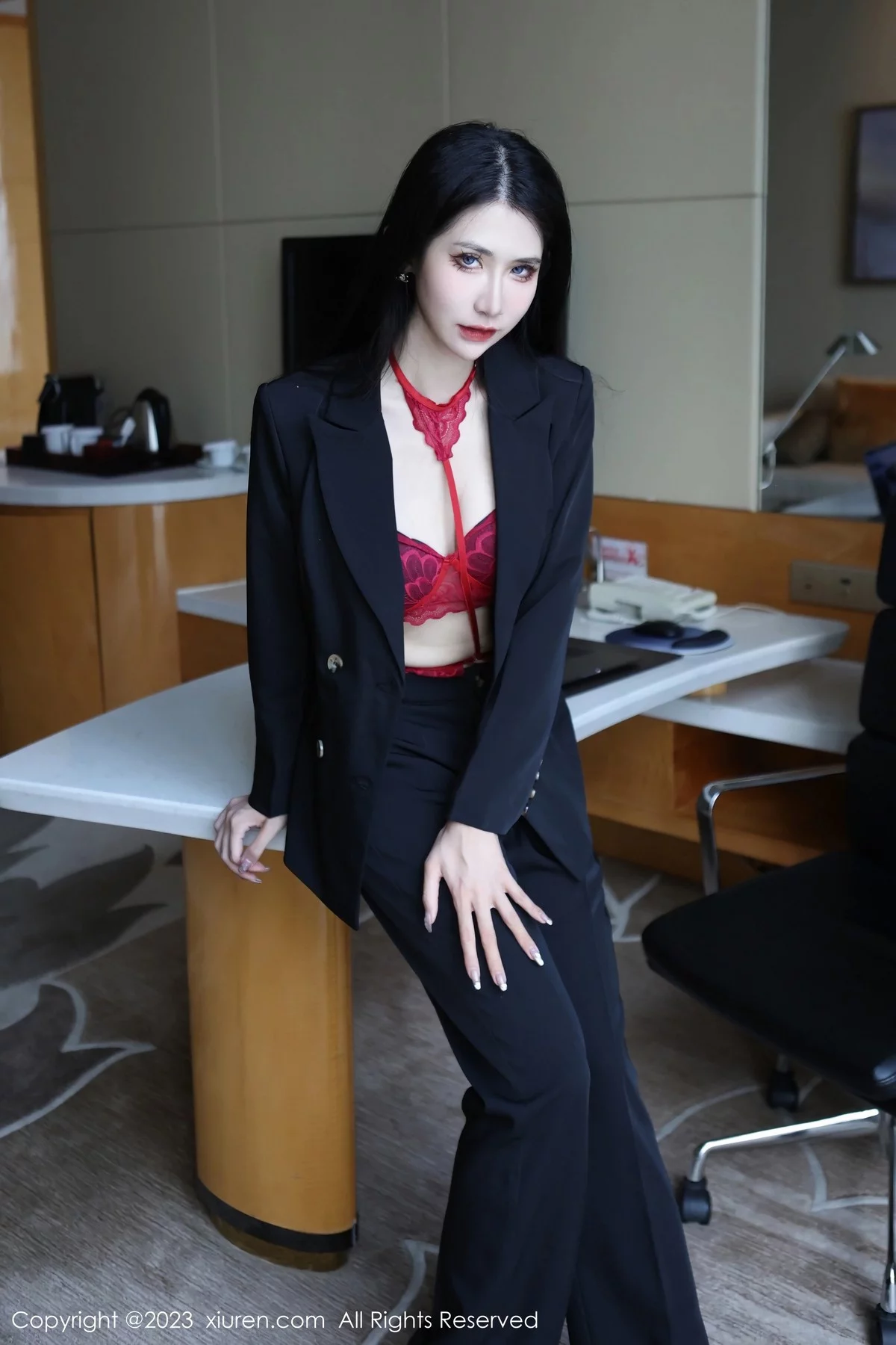 [[XiuRen秀人网]秀人网]No.6402_新人依娜Yina脱深色西服露红色蕾丝内衣秀曼妙身姿诱惑写真112P