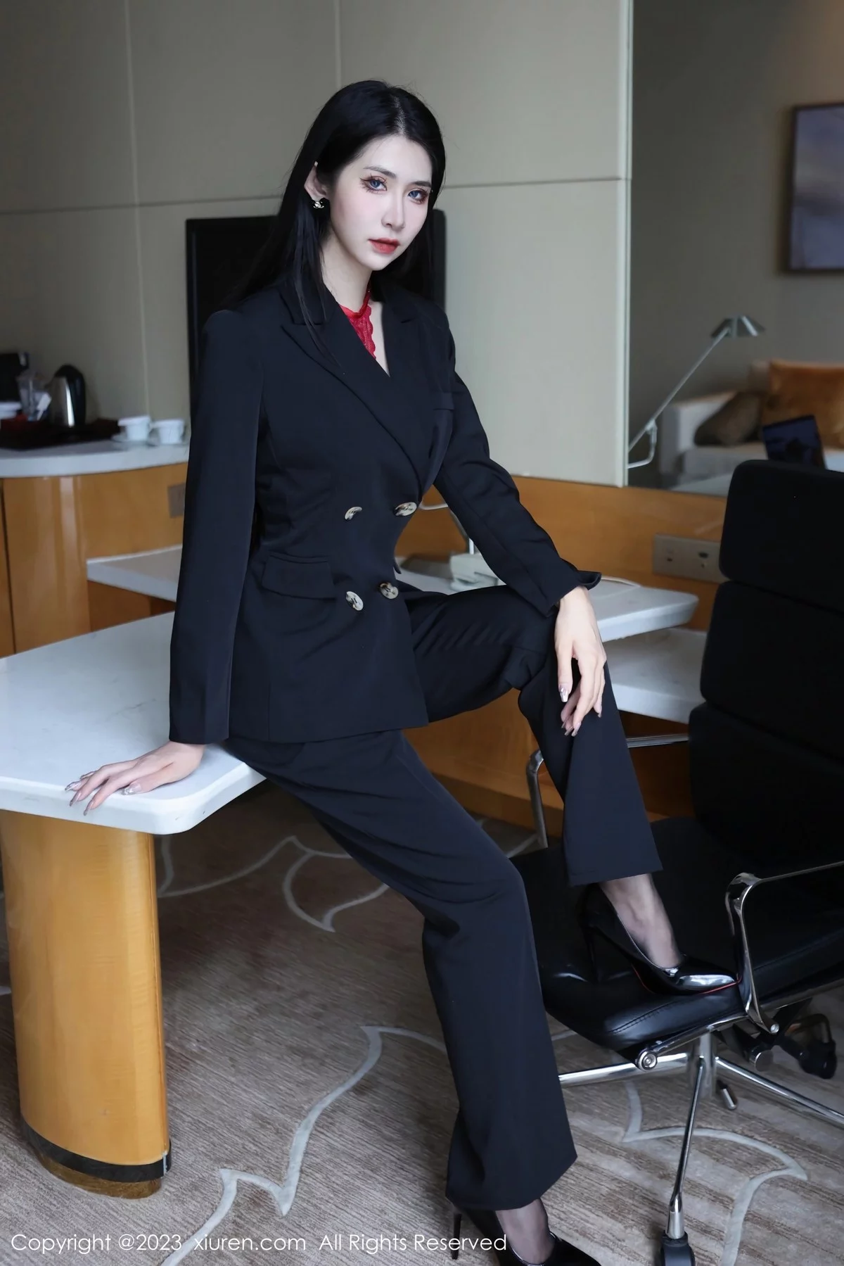 [[XiuRen秀人网]秀人网]No.6402_新人依娜Yina脱深色西服露红色蕾丝内衣秀曼妙身姿诱惑写真112P