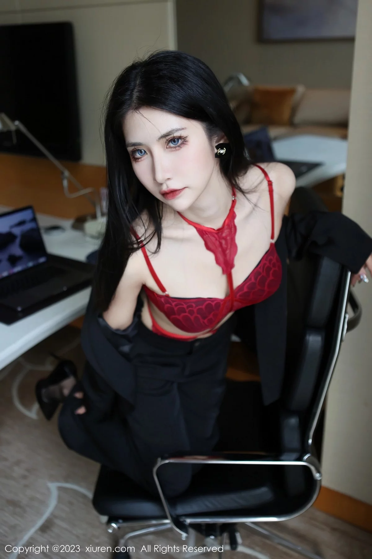 [[XiuRen秀人网]秀人网]No.6402_新人依娜Yina脱深色西服露红色蕾丝内衣秀曼妙身姿诱惑写真112P