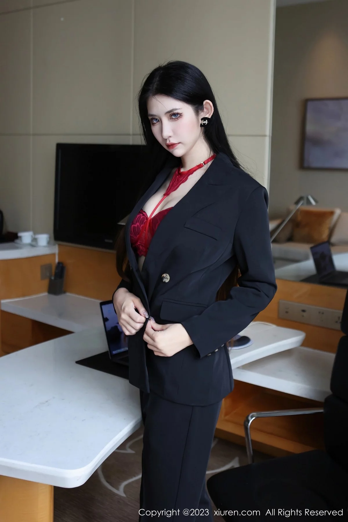 [[XiuRen秀人网]秀人网]No.6402_新人依娜Yina脱深色西服露红色蕾丝内衣秀曼妙身姿诱惑写真112P