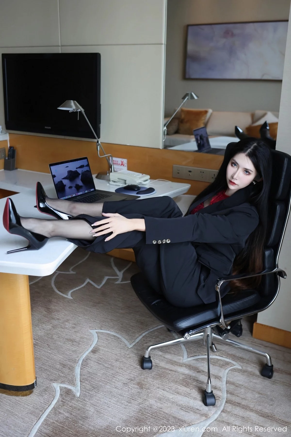 [[XiuRen秀人网]秀人网]No.6402_新人依娜Yina脱深色西服露红色蕾丝内衣秀曼妙身姿诱惑写真112P