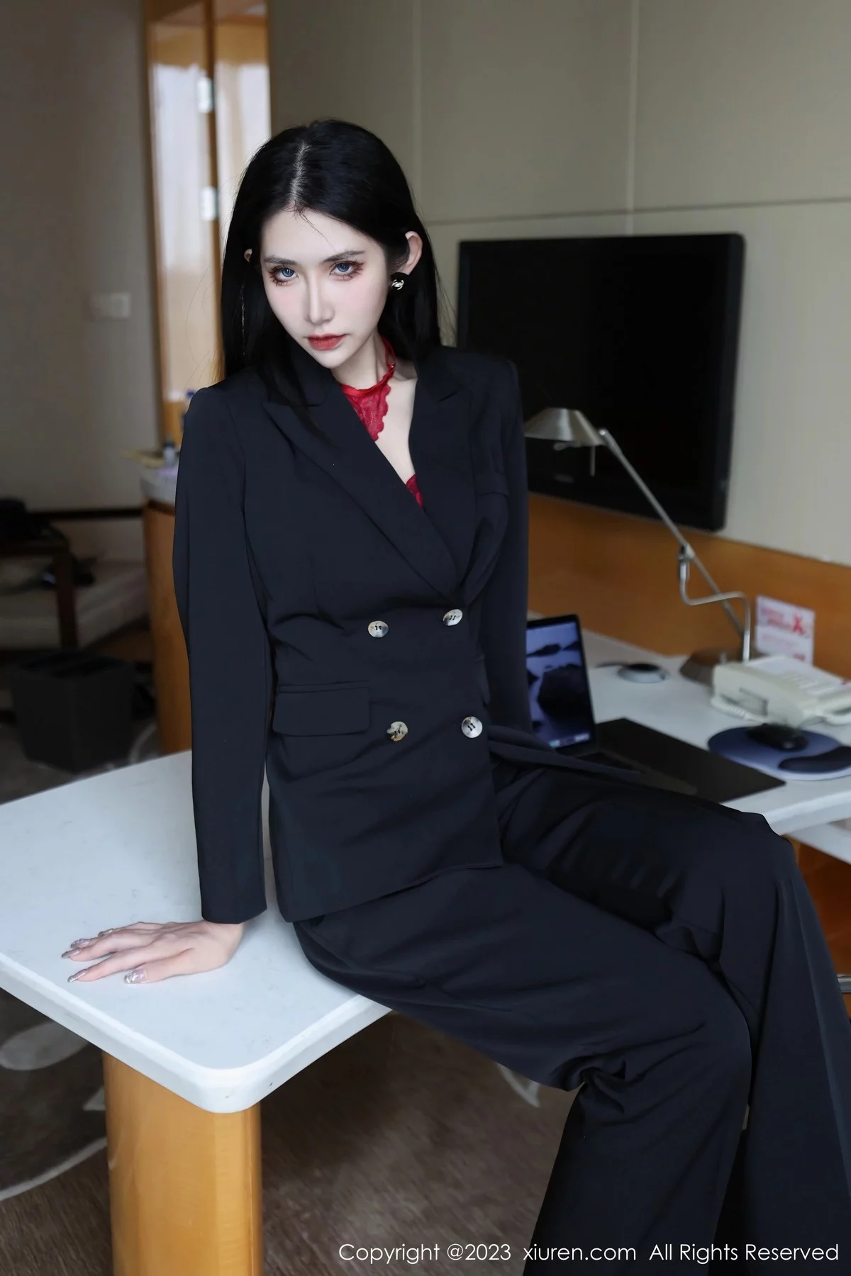 [[XiuRen秀人网]秀人网]No.6402_新人依娜Yina脱深色西服露红色蕾丝内衣秀曼妙身姿诱惑写真112P