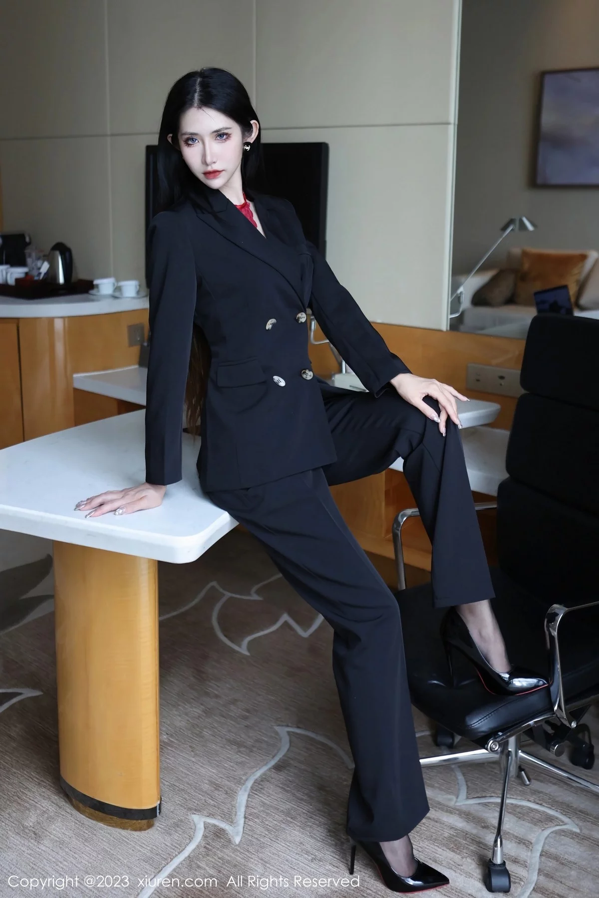 [[XiuRen秀人网]秀人网]No.6402_新人依娜Yina脱深色西服露红色蕾丝内衣秀曼妙身姿诱惑写真112P