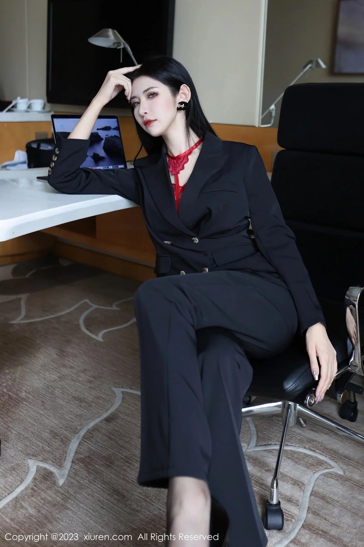 [[XiuRen秀人网]秀人网]No.6402_新人依娜Yina脱深色西服露红色蕾丝内衣秀曼妙身姿诱惑写真112P