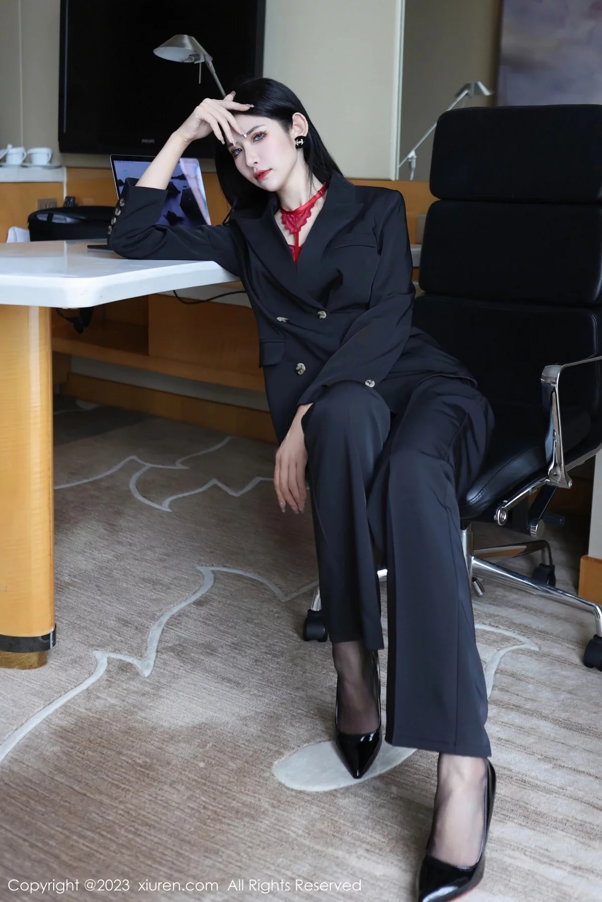 [[XiuRen秀人网]秀人网]No.6402_新人依娜Yina脱深色西服露红色蕾丝内衣秀曼妙身姿诱惑写真112P