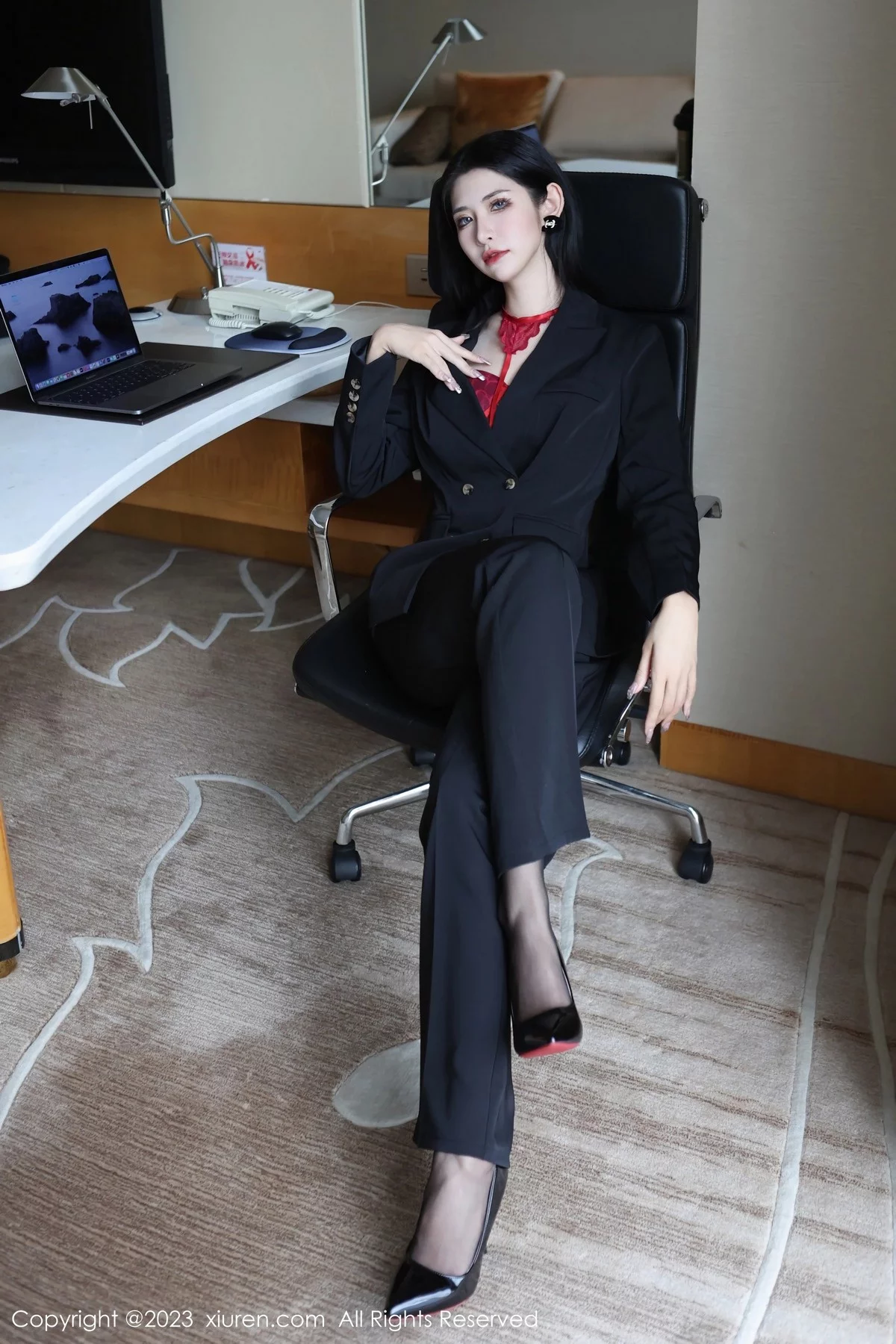 [[XiuRen秀人网]秀人网]No.6402_新人依娜Yina脱深色西服露红色蕾丝内衣秀曼妙身姿诱惑写真112P