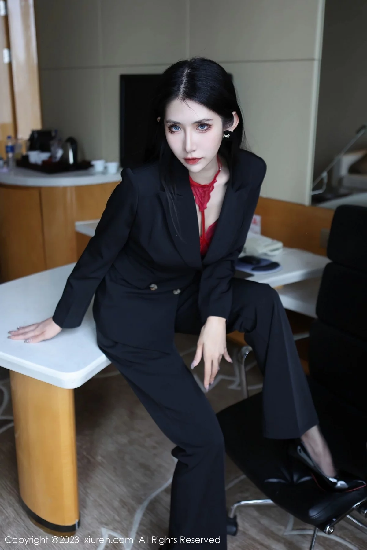 [[XiuRen秀人网]秀人网]No.6402_新人依娜Yina脱深色西服露红色蕾丝内衣秀曼妙身姿诱惑写真112P