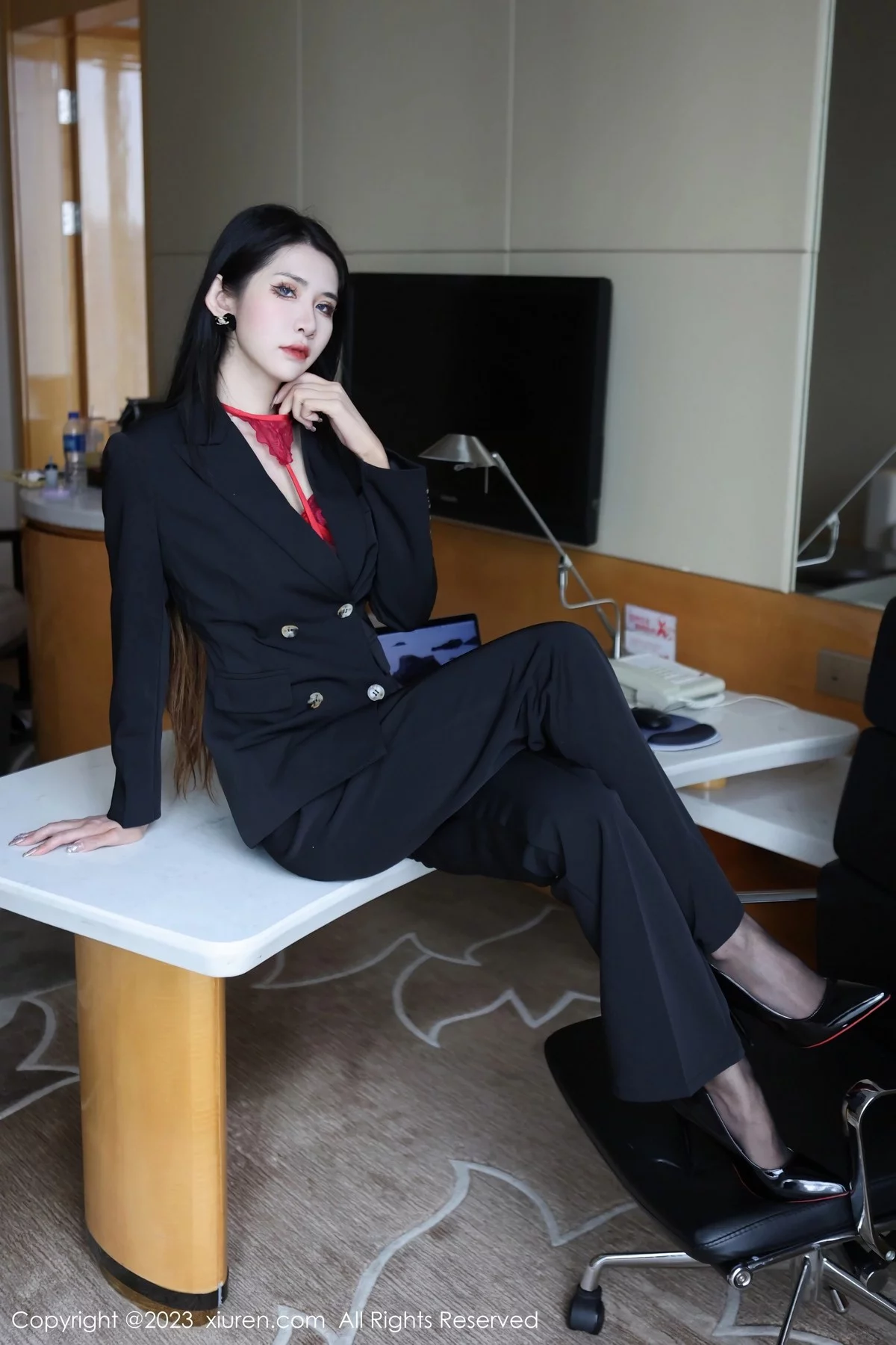 [[XiuRen秀人网]秀人网]No.6402_新人依娜Yina脱深色西服露红色蕾丝内衣秀曼妙身姿诱惑写真112P