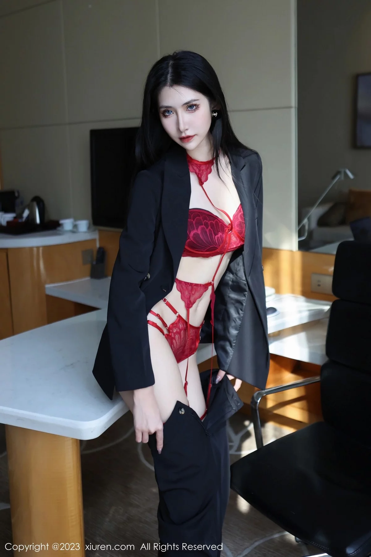 [[XiuRen秀人网]秀人网]No.6402_新人依娜Yina脱深色西服露红色蕾丝内衣秀曼妙身姿诱惑写真112P