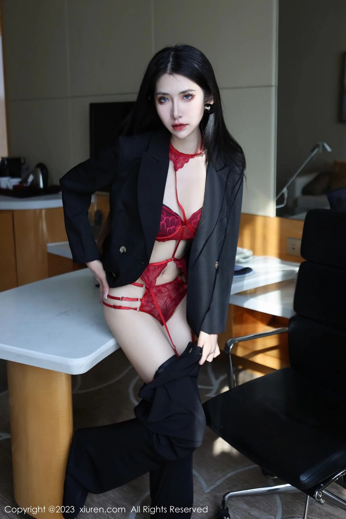 [[XiuRen秀人网]秀人网]No.6402_新人依娜Yina脱深色西服露红色蕾丝内衣秀曼妙身姿诱惑写真112P