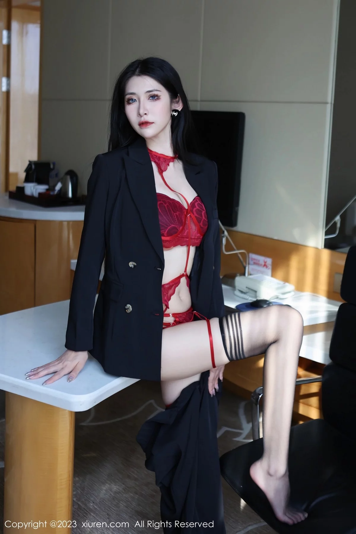 [[XiuRen秀人网]秀人网]No.6402_新人依娜Yina脱深色西服露红色蕾丝内衣秀曼妙身姿诱惑写真112P