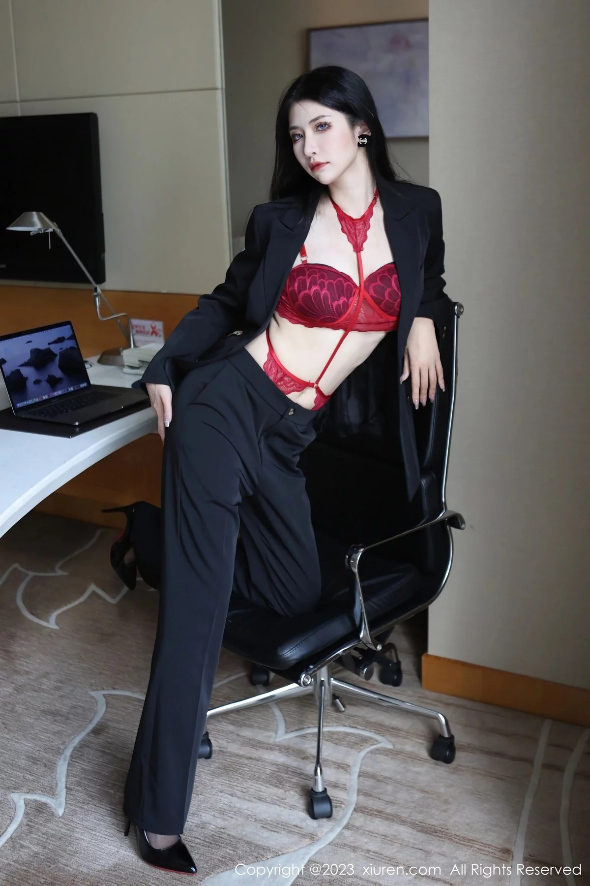 [[XiuRen秀人网]秀人网]No.6402_新人依娜Yina脱深色西服露红色蕾丝内衣秀曼妙身姿诱惑写真112P