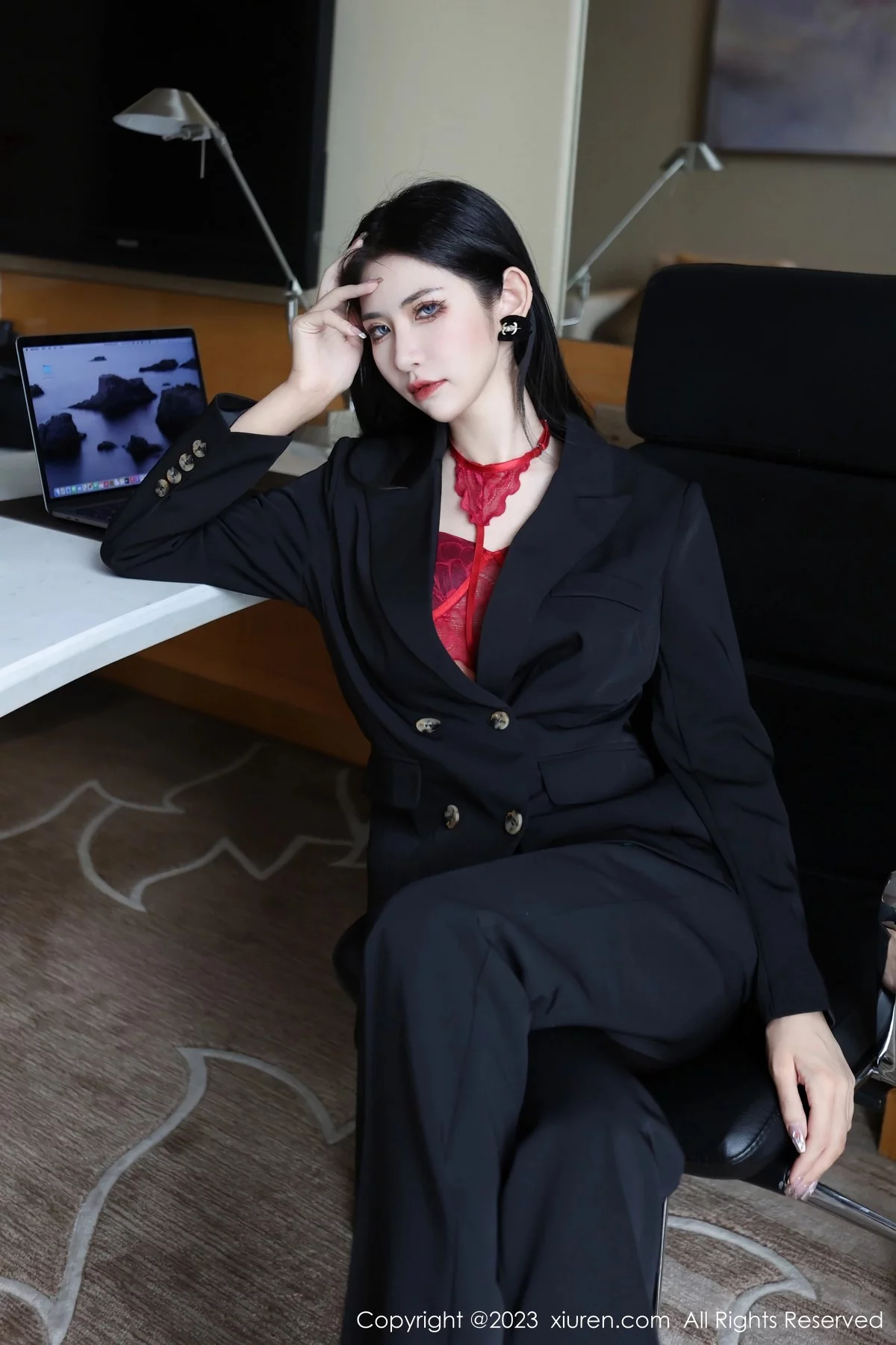 [[XiuRen秀人网]秀人网]No.6402_新人依娜Yina脱深色西服露红色蕾丝内衣秀曼妙身姿诱惑写真112P