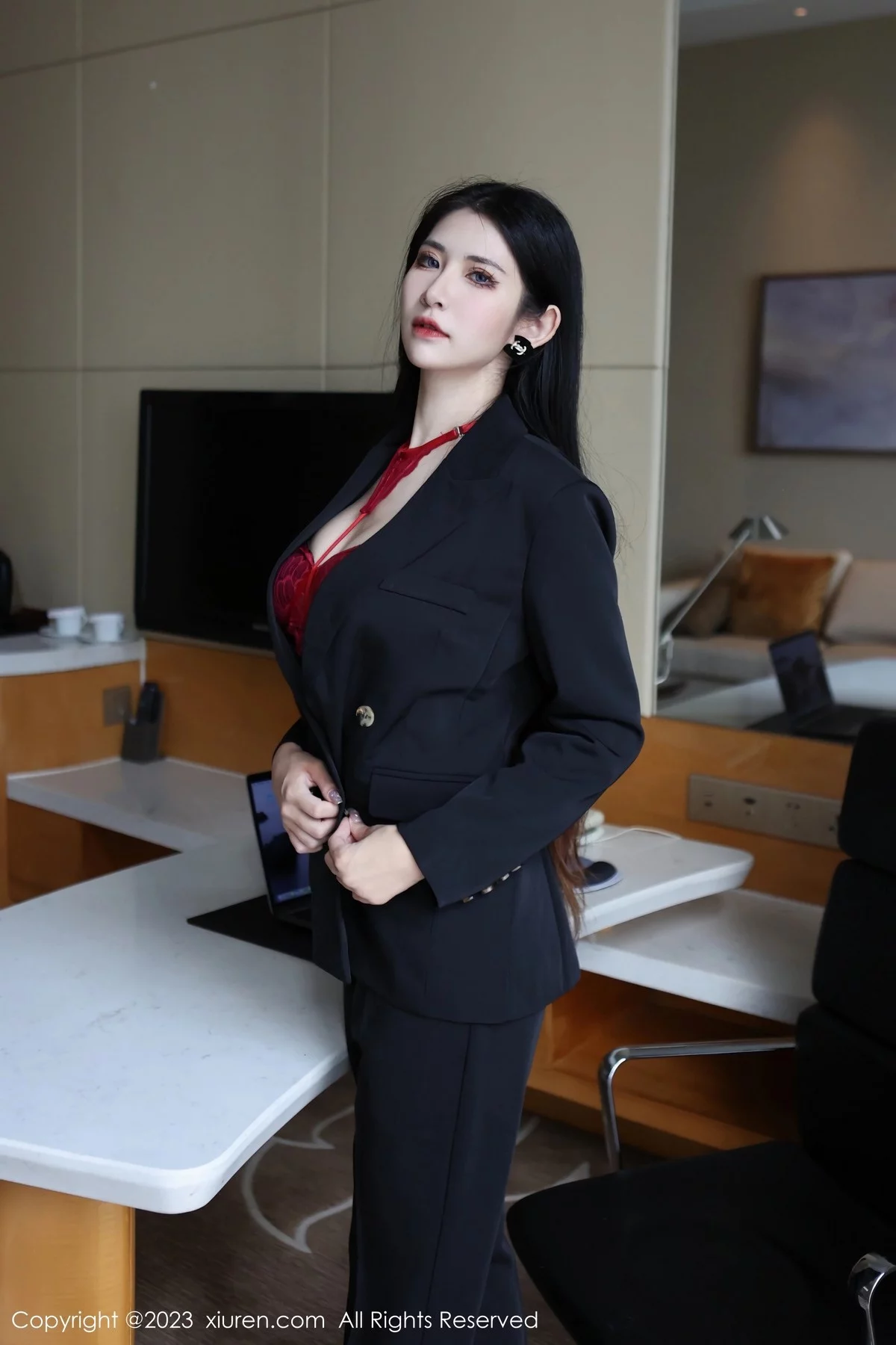 [[XiuRen秀人网]秀人网]No.6402_新人依娜Yina脱深色西服露红色蕾丝内衣秀曼妙身姿诱惑写真112P