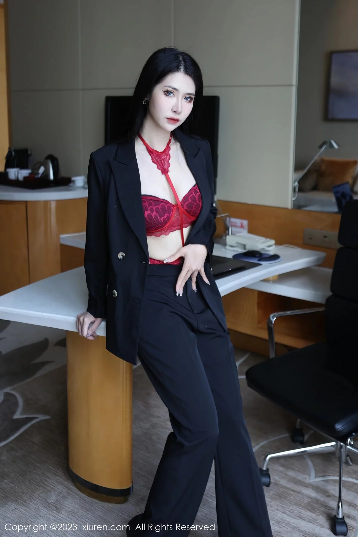 [[XiuRen秀人网]秀人网]No.6402_新人依娜Yina脱深色西服露红色蕾丝内衣秀曼妙身姿诱惑写真112P