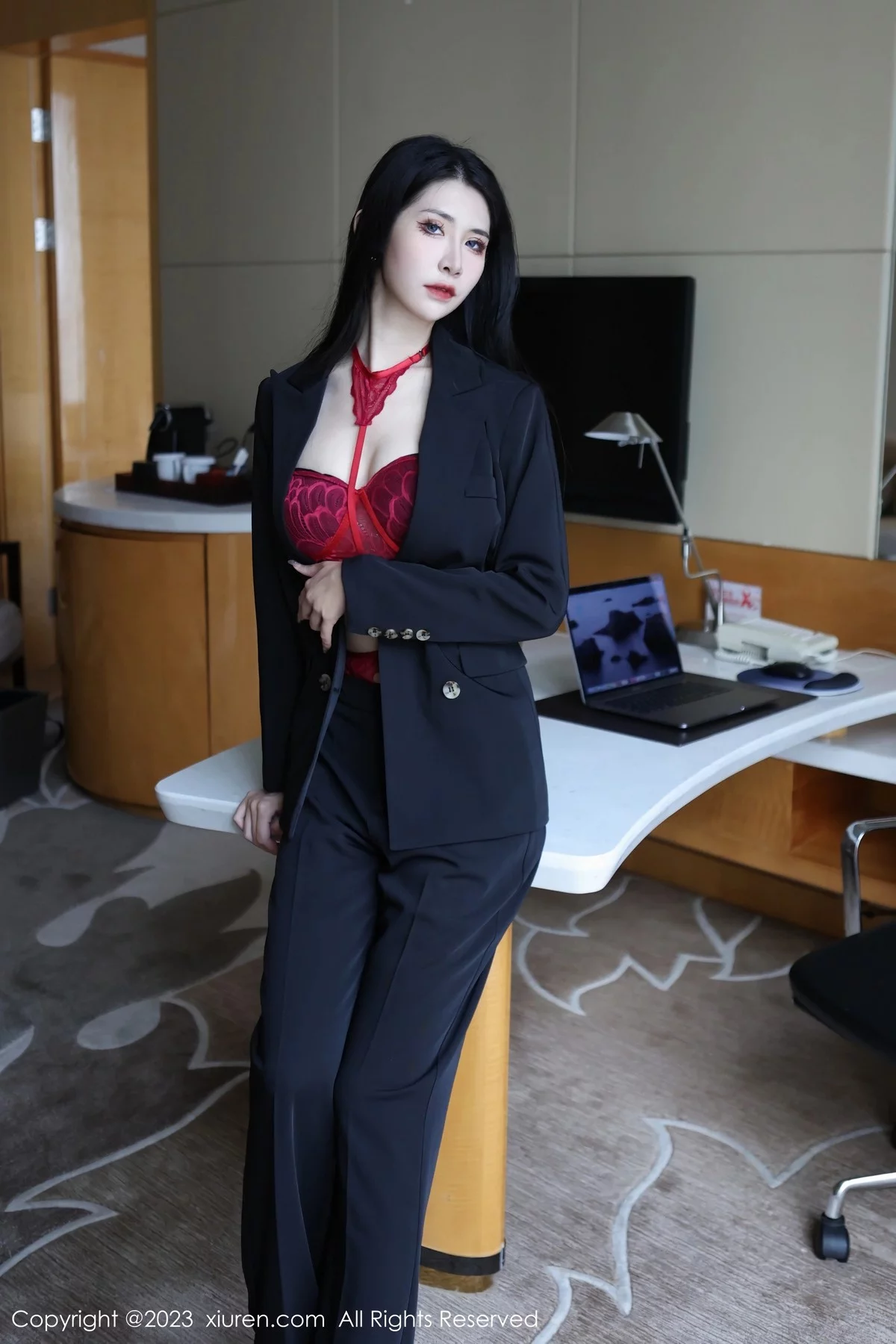 [[XiuRen秀人网]秀人网]No.6402_新人依娜Yina脱深色西服露红色蕾丝内衣秀曼妙身姿诱惑写真112P