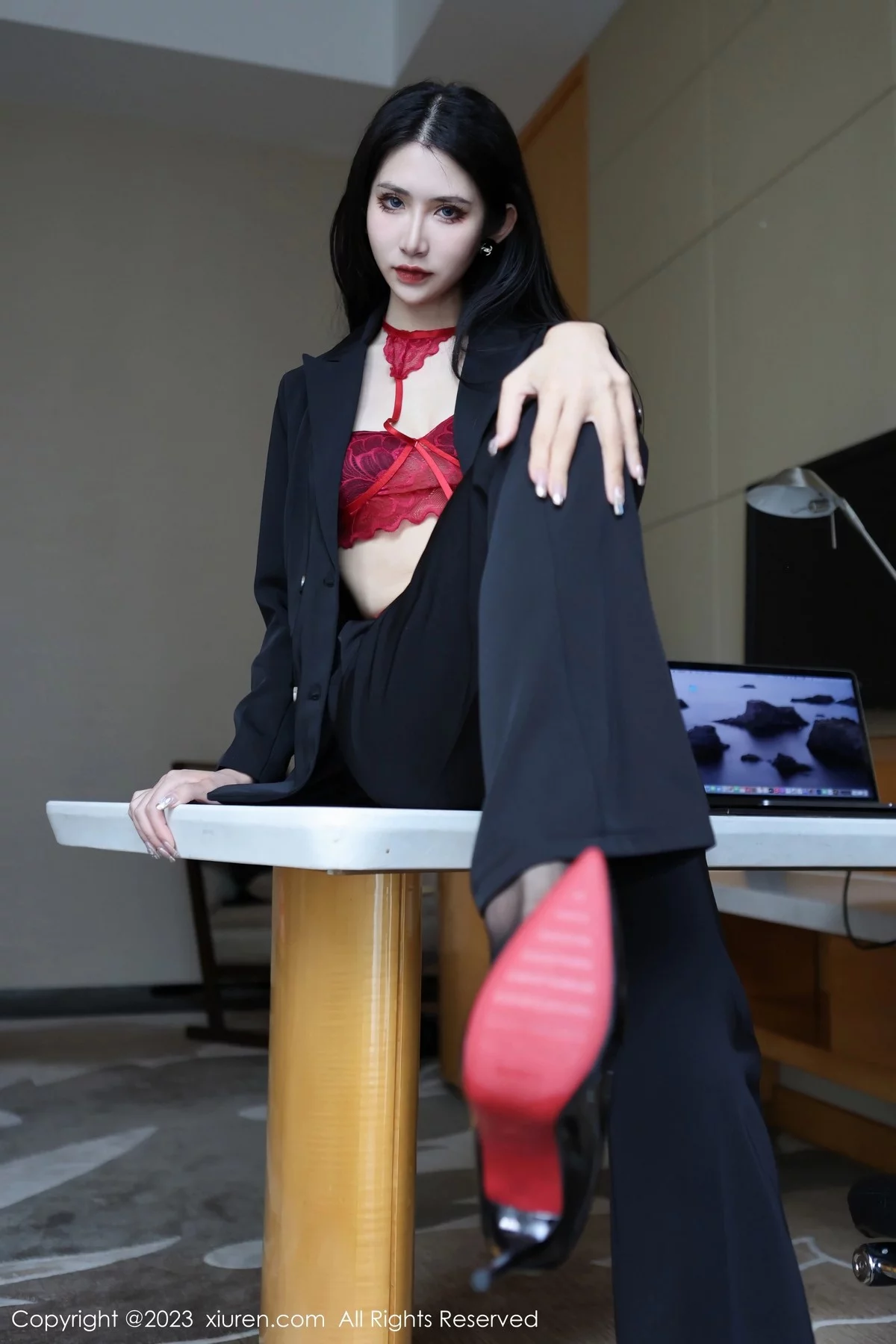 [[XiuRen秀人网]秀人网]No.6402_新人依娜Yina脱深色西服露红色蕾丝内衣秀曼妙身姿诱惑写真112P