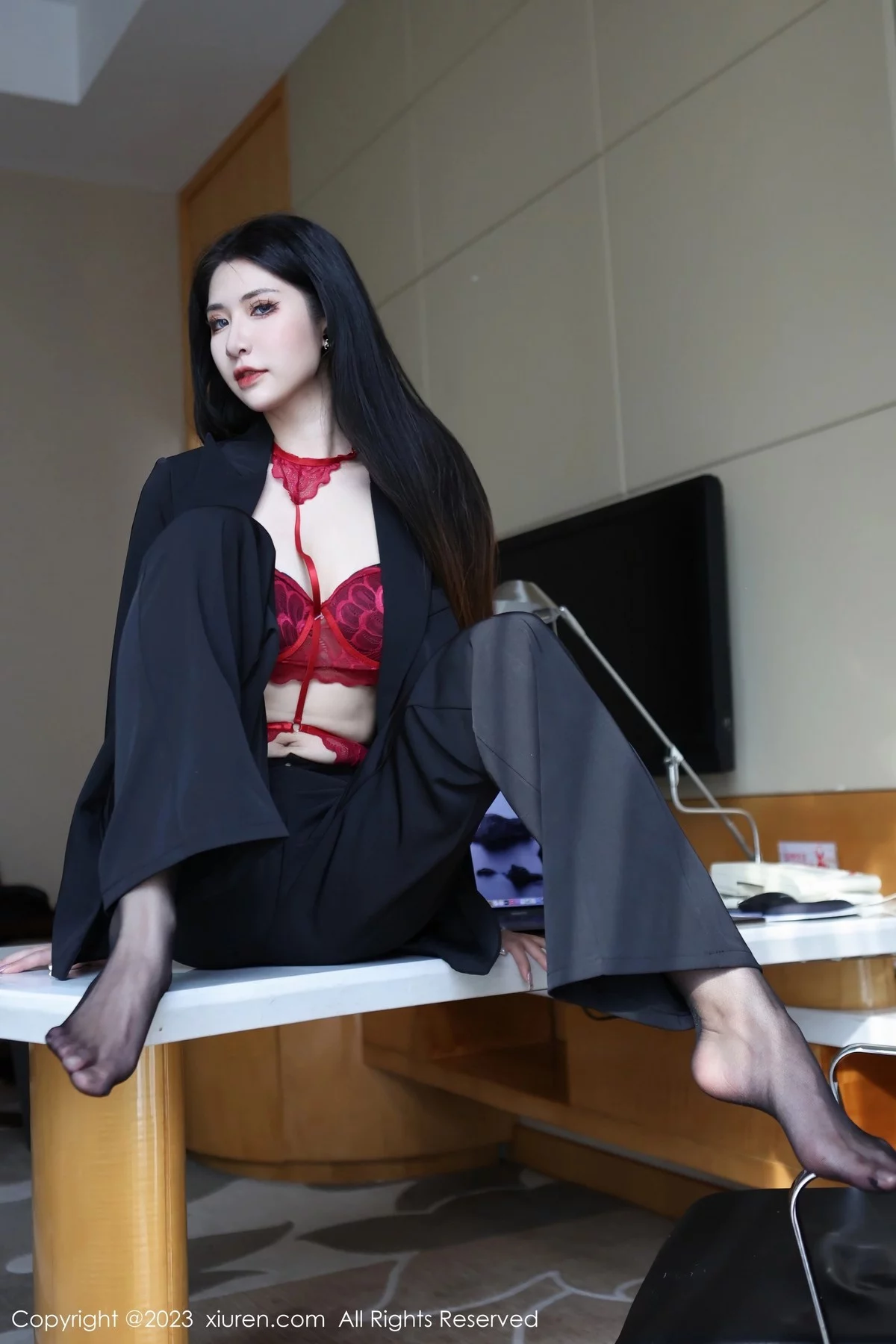 [[XiuRen秀人网]秀人网]No.6402_新人依娜Yina脱深色西服露红色蕾丝内衣秀曼妙身姿诱惑写真112P